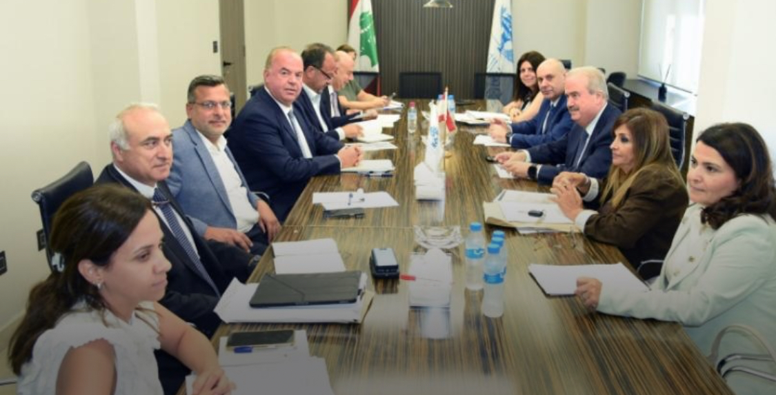 وزارة المالية تبحث اعتمادات الاتصالات ومشاريع الموازنة للعامين 2025 و2026