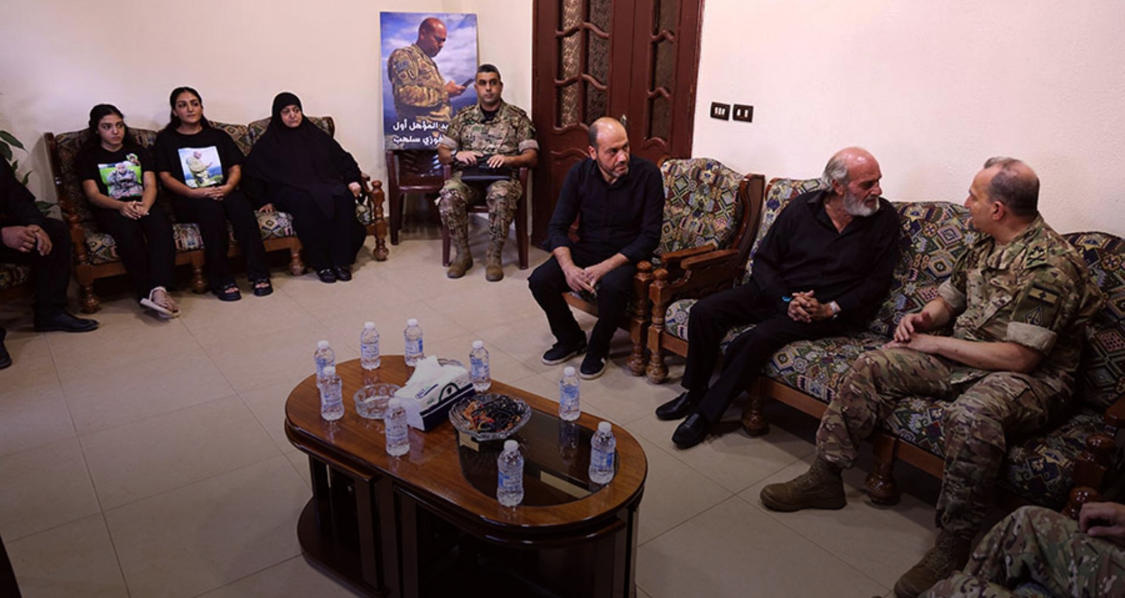IMG_1617 قائد الجيش يقدّم التعازي بشهيدَي زبقين: الجيش حصن الوطن وخط دفاعه الأول