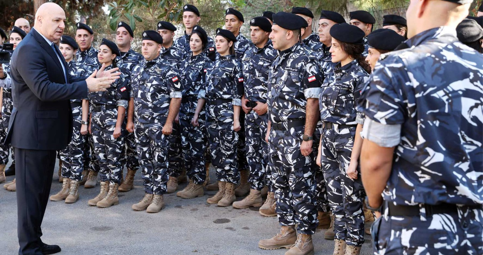 رئيس الجمهورية تفقد سرية حرس رئاسة الجمهورية واثنى على الجهوزية العالية وانضباط عناصرها
