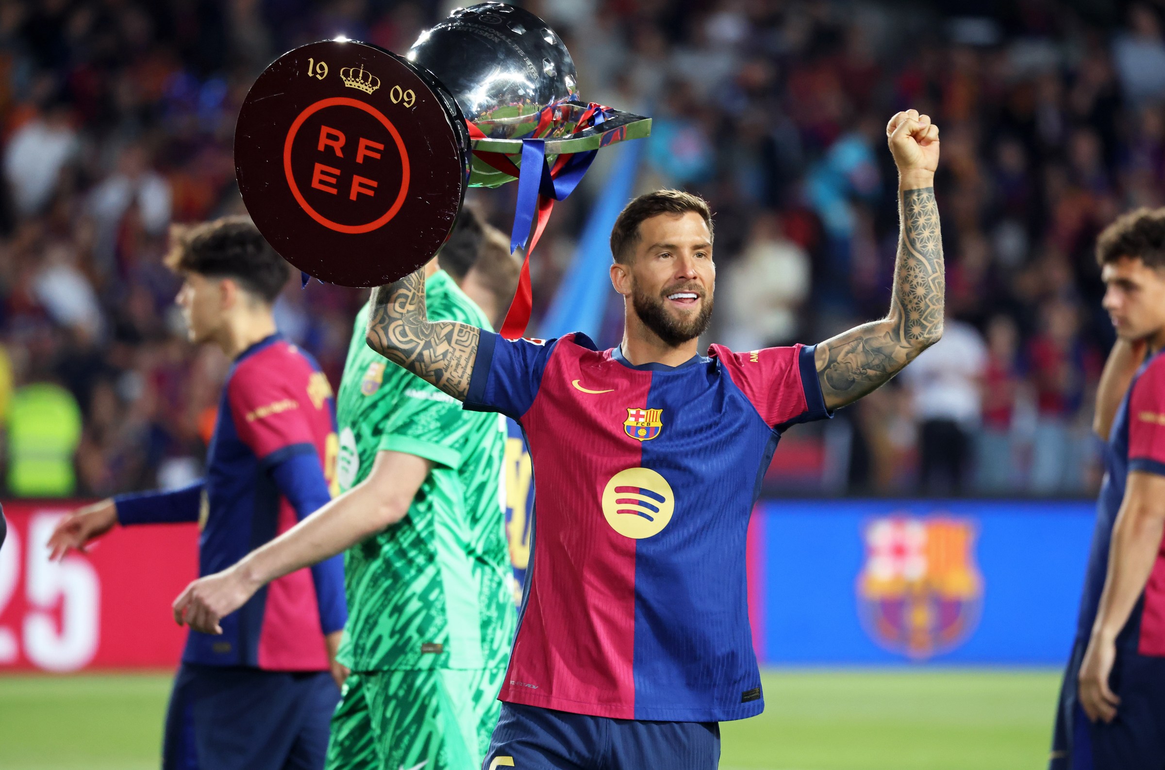 رحيل مفاجئ… نجم دفاع برشلونة في طريقه إلى النصر!