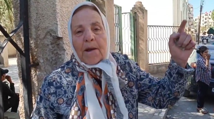 بالفيديو- سيّدة تروي عن المجازر في السويداء: دبّحوا وسرقوا ونهبوا