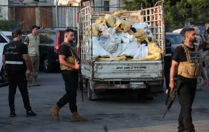 الجيش اللبناني بمحيط شاحنة محملة بأسلحة تسلمها لبنان من حركة فتح الفلسطينية في مخيم برج البراجنة