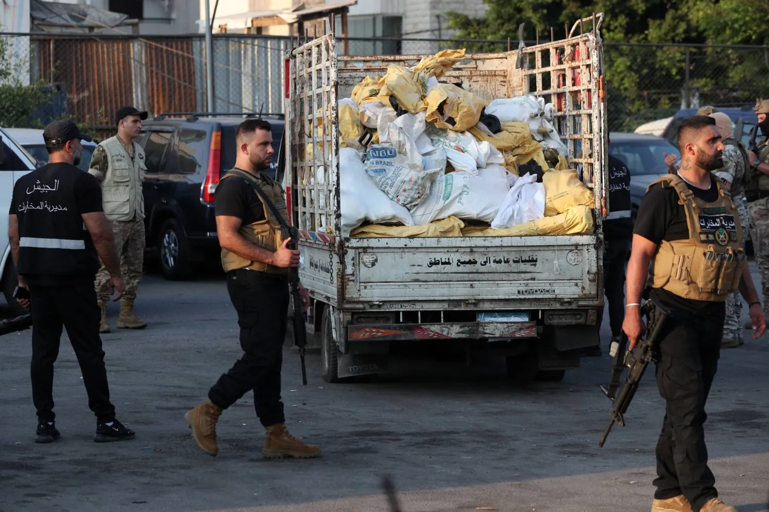 الجيش اللبناني بمحيط شاحنة محملة بأسلحة تسلمها لبنان من حركة فتح الفلسطينية في مخيم برج البراجنة