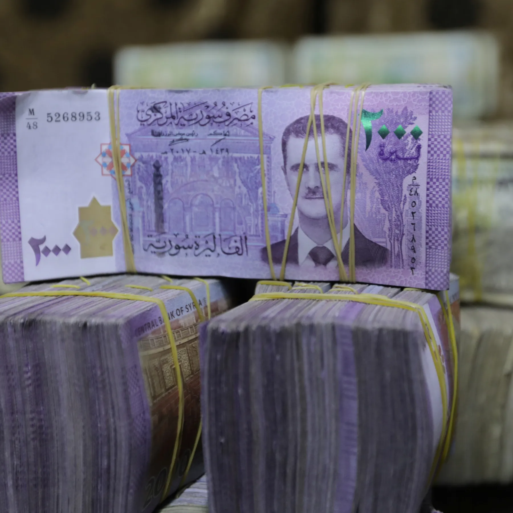 السوريّون يترقّبون… هل إزالة صفرين من الليرة ستنقذها؟