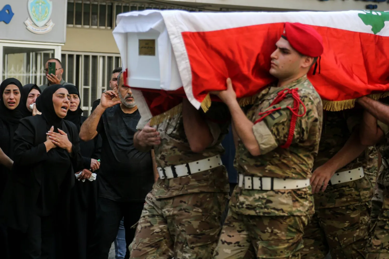 تشييع جندي1 الجيش اللبناني يكثف تحقيقاته في انفجار مخزن «الحزب»