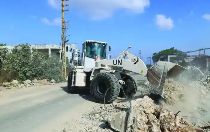 جرافة تابعة لـ اليونيفيل