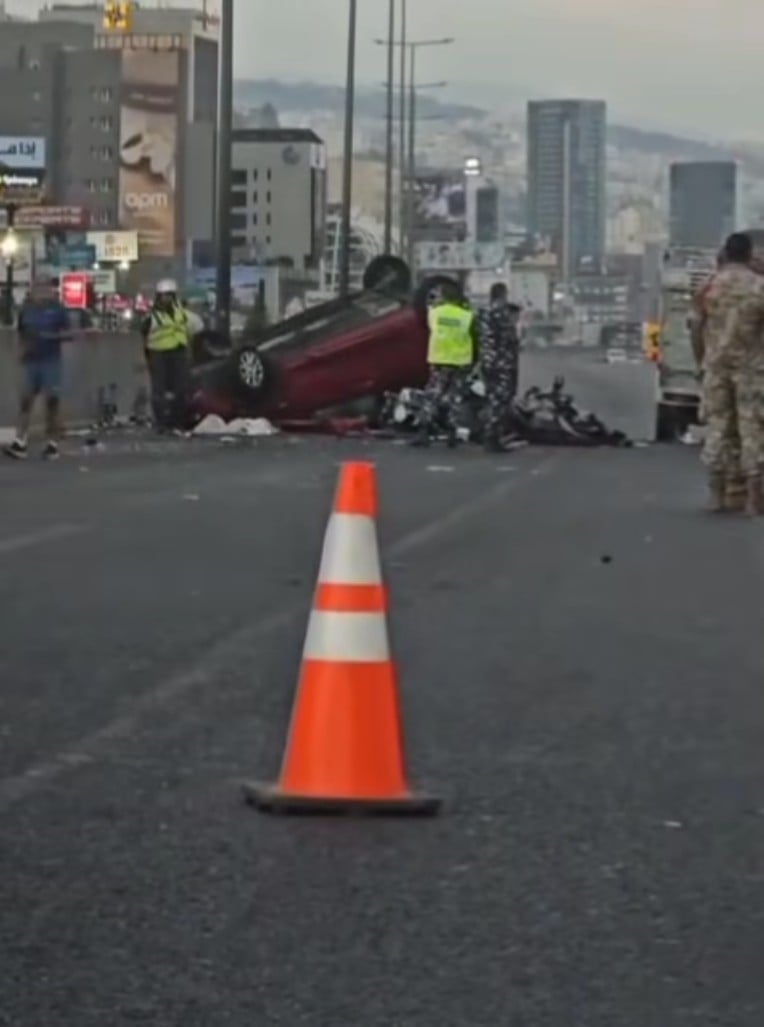 بالفيديوهات- حادث الضبية فجراً الذي أودى بحياة شابين وفتاة