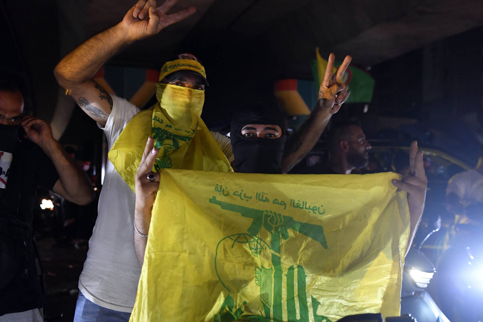 Hezbollah supporters protest against disarmament plan اتصالات لبنانية لتطويق تداعيات انسحاب الوزراء الشيعة من جلسة «حصرية السلاح»