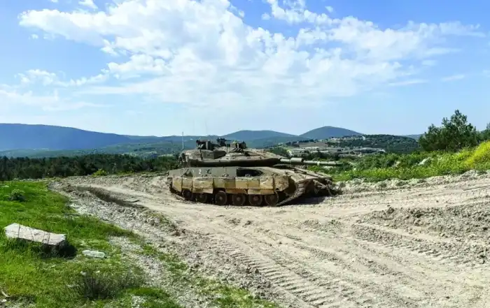 دبابة إسرائيلية على الحدود مع لبنان