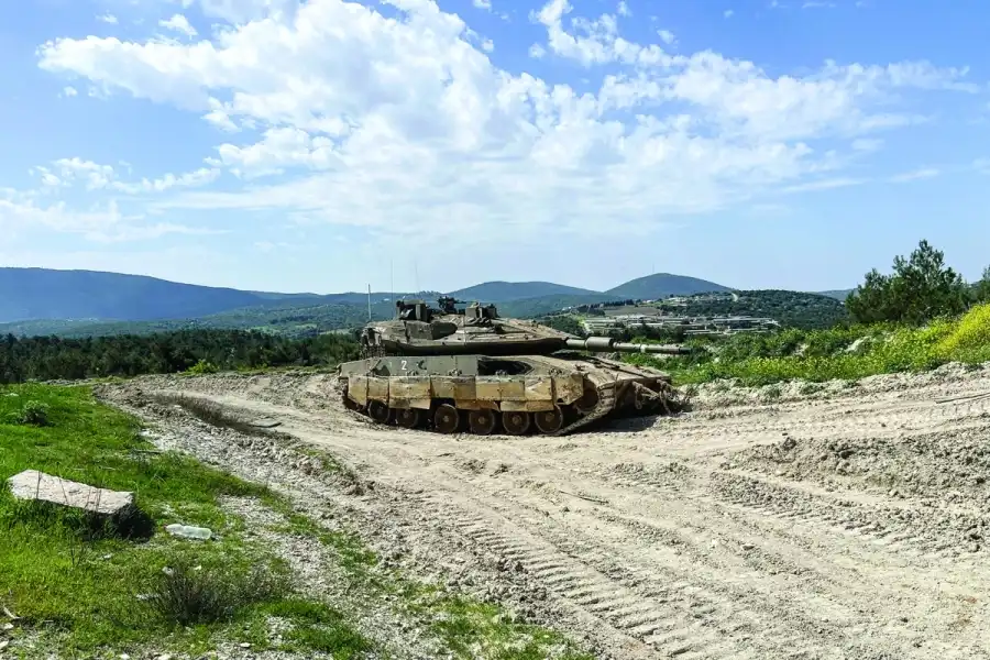 دبابة إسرائيلية على الحدود مع لبنان