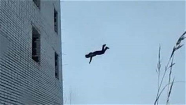 مقتل سوري وجرح آخر إثر سقوطهما من مبنى في الصفرا