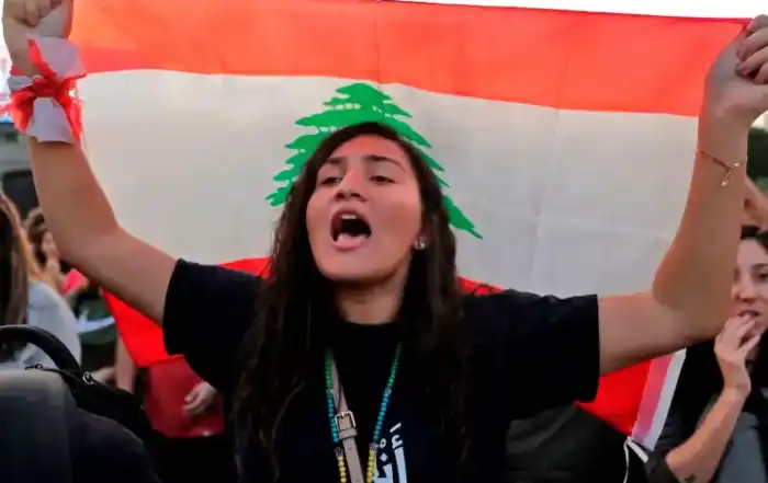 علم لبنان فتاة