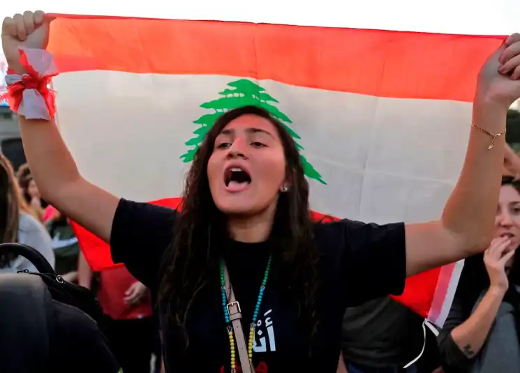 علم لبنان فتاة