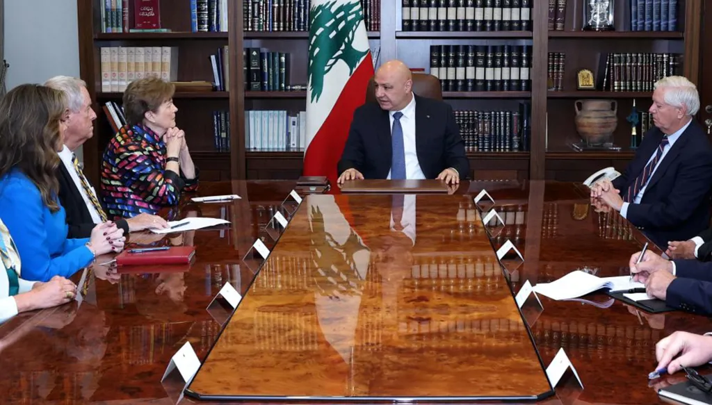 عون الوفد الاميركي3 أوسع وفد أميركي ينقل “الموقف الثابت الواحد”… تلويح “بمعاهدة دفاعية” بعد “المنطقة الاقتصادية”