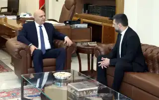 عون كيروز