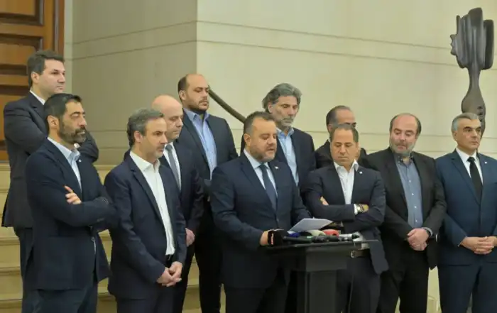 نواب معارضة للحزب