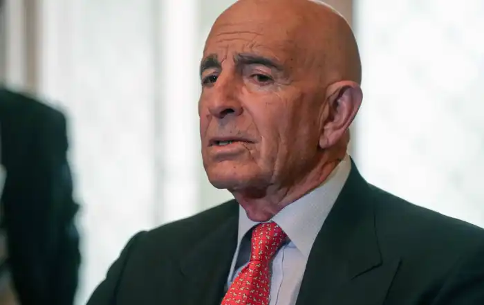 أحدث اتهام الوسيط الأميركي توم برّاك الحكومة اللبنانية بالتقصير وعدم القيام بأي شيء لنزع سلاح «حزب الله» قلقاً تجاوز الداخل اللبناني إلى المجتمع الدولي، وطرح تساؤلات حول التوقيت الذي اختاره بالتزامن مع وجود الرئيس اللبناني العماد جوزيف عون في نيويورك لتمثيل لبنان في الجمعية العامة للأمم المتحدة وانطلاق المؤتمر الدولي برعاية المملكة العربية السعودية وفرنسا تأييداً لحل الدولتين وارتفاع منسوب الاعتراف الأممي بدولة فلسطين، وما إذا كانت المواقف النارية التي أطلقها تحظى بغطاء سياسي من واشنطن أم أنها محصورة بموقف شخصي فحسب. وتخشى الأوساط السياسية اللبنانية من أن تكون اتهامات برّاك للحكومة بمثابة إنذار يمهد لتوفير غطاء سياسي لرئيس وزراء إسرائيل بنيامين نتنياهو لتوسيع حربه على لبنان بذريعة عدم الالتزام بتطبيق حصرية السلاح بيد الدولة، واستحالة الضغط على نتنياهو في المقابل، لفرض التزامه بخطوات الورقة الأميركية التي حظيت بموافقة لبنان. وكشفت الأوساط السياسية لـ«الشرق الأوسط» عن أن القلق اللبناني ينسحب أيضاً على معظم أصدقاء لبنان، متسائلة عما إذا كانوا استمدوه من أجواء الاجتماع الأخير الذي جمع لجنة المراقبة الدولية المشرفة على تطبيق وقف النار بنائبة المبعوث الخاص للرئيس الأميركي للشرق الأوسط مورغان أورتاغوس. علماً أن الجانب اللبناني، لم يُبَلّغ بما يوحي بوجود مآخذ (لدى أورتاغوس) على الخطة التي وضعتها قيادة الجيش لتطبيق حصرية السلاح على مراحل، بدءاً من استكمال انتشار الجيش في جنوب الليطاني حتى الحدود الدولية. دعم مجاني لنتنياهو ولفتت المصادر إلى أن الخبر اليقين عن موقف واشنطن من اتهامات براك هو الآن بعهدة الرئيس عون الذي التقى وزير الخارجية الأميركي ماركو روبيو في نيويورك، وذلك رغم أن مصادر نيابية بارزة أبدت انزعاجها من اتهامات برّاك، واصفة إياها لـ«الشرق الأوسط» بأنها خروج عن الأصول الدبلوماسية المعتمدة، لكونه يقوم بدور الوسيط بين لبنان وإسرائيل وليس مضطراً لتزويد نتنياهو مجاناً بجرعة دعم ليفرض شروطه بالنار على الحكومة من جهة، والتشويش على ما سيقوله عون أمام الجمعية العامة للأمم المتحدة من جهة أخرى. فمن المتوقع أن يتناول عون في كلمته ما أنجز حتى الساعة من تطبيق لحصرية السلاح، انطلاقاً من المرحلة الأولى التي نصت عليها الخطة والتي لم تُستكمل بإصرار إسرائيل على احتلالها النقاط التي تتمركز فيها، فيما باشر الجيش بجمع السلاح الفلسطيني من داخل المخيمات بما فيها تلك الواقعة في جنوب الليطاني وشماله على أن يستكمل جمع ما تبقى. المبعوث الأميركي إلى سوريا ولبنان سفير الولايات المتحدة في أنقرة توم براك (أ.ف.ب) المبعوث الأميركي إلى سوريا ولبنان سفير الولايات المتحدة في أنقرة توم براك (أ.ف.ب) استباق تقرير الجيش وفق المصادر، يقف لبنان حالياً أمام مرحلة جديدة في ضوء التقرير الشهري لقيادة الجيش، بتكليف من مجلس الوزراء، حول سير العمل لتطبيق المرحلة الأولى من خطتها، والذي يُفترض أن يكون جاهزاً قبل نهاية الأسبوع الأول من أكتوبر (تشرين الأول) المقبل. وأكدت المصادر أن فحوى التقرير سيكون موضع تقييم من لجنة المراقبة الدولية ومجموعة أصدقاء لبنان، لافتة إلى أن براك استبق التقرير بتوجيه اتهاماته للحكومة، وقالت إنه في حال ثبت أن الإدارة الأميركية تتبنى هذه الاتهامات، فذلك يعني حكماً أن الضوء الأخضر أعطي لإسرائيل بتوسعة حربها وفرض الحل العسكري على لبنان، كما يعني أن منسوب المخاوف إلى ارتفاع من أن يواجه البلد خريفاً ساخناً. وسألت المصادر النيابية: هل كان برّاك مضطراً لتوديع مهامه بوصفه وسيطاً بإطلاق مجموعة من المواقف النارية بتحميل الحكومة مسؤولية التقصير في نزع سلاح «حزب الله»، إضافة إلى أنه أراد منها تهيئة الظروف للسفير الأميركي الجديد اللبناني الأصل ميشال عيسى، مع اقتراب تسلم مهامه خلفاً للسفيرة ليزا جونسون بانتهاء مهلة انتدابها؟ المبعوث الأميركي توم براك يتحدث خلال مؤتمر صحافي بالقصر الرئاسي في بعبدا شرق بيروت (أ.ب) المبعوث الأميركي توم براك يتحدث خلال مؤتمر صحافي بالقصر الرئاسي في بعبدا شرق بيروت (أ.ب) وسألت المصادر: هل توخى برّاك من حملته أن يلزم السفير عيسى بالتقيد بالخط البياني الذي رسمه وعدم إخلاله بتحميل الحكومة مسؤولية التقصير في نزع سلاح الحزب، مع أنه، ركّز حملته على «حزب الله» وإيران بتحميلهما مسؤولية تعطيل تطبيق حصرية السلاح. وعدّت المصادر أن مجرد استحضارهما في حملته يلقي آذاناً مصغية لدى المجتمع الدولي بشقيه العربي والغربي الذي ينظر إلى الحزب على أنه آخر ما تبقى من أذرع محور الممانعة في المنطقة، وأنه آن الأوان لتجريده من سلاحه. وتأخذ الأوساط على قيادة الحزب التباهي علناً باستعادة قدرتها العسكرية واحتفاظها بسلاحها وعدم تسليمه، متسائلة عن المانع من وقوفها خلف الدولة في خيارها الدبلوماسي بإلزام إسرائيل الانسحاب من الجنوب ومطالبة الولايات المتحدة وفرنسا بالضغط عليها إثباتاً لمصداقيتهما برعاية اتفاق وقف النار الذي نفذه لبنان وامتنعت تل أبيب عن تطبيقه. كذلك يؤخذ على قيادة الحزب رفض التعاون مع الجيش في جنوب الليطاني والتحريض على قوات الطوارئ الدولية «يونيفيل» ومنعها من القيام بدوريات تطبيقاً للقرار 1701 الذي لم ينفذ منذ صدوره في أغسطس (آب) 2006. وتقول المصادر: «أين تكمن مصلحة الحزب في تمرير رسائل مزدوجة للمعنيين محلياً وخارجياً بأنه لا يزال يحتفظ بفائض قوة بخلاف ما تكشف عنه الضربات التي أصابته بإسناده غزة والتي أفقدته توازن الردع وقواعد الاشتباك؟». وتوقفت المصادر أمام دعوة أمين عام الحزب، الشيخ نعيم قاسم، لطي صفحة النزاع مع القوى السياسية المحلية والحوار مع المملكة العربية السعودية، لافتة إلى أنه أشاد في خطابه بموقف الرؤساء الثلاثة حيال انتقادهم استمرار الاعتداءات الإسرائيلية، لكن سرعان ما انقض على إشادته بعض أهل بيته من النواب بتجديد هجومهم على رئيس الحكومة نواف سلام واتهامهم لحكومته بتنفيذ أوامر خارجية، وتحديداً أميركية. وذلك يؤشر إلى أن حالة الإرباك لا تزال حاضرة داخل الحزب رغم أن مصادر في الثنائي الشيعي محسوبة عليه، تؤكد أنه تجاوزها واستعاد ترتيب بيته الداخلي. ولفتت الأوساط إلى أن الحزب في غنى عن توفير الذرائع لإسرائيل، وهي ليست بحاجة إليها، فيما تمعن في فرض الحل بالنار على لبنان. لذلك يبقى التأكد من دوافع براك باتهام الحكومة بالتقصير، وما إذا كان مجرد اجتهاد شخصي أو أنه يعكس أجواء في البيت الأبيض.