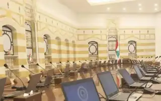 لم يكن متوقعاً أن يسبق "الوزير الملك" نظراءه الشيعة بوضع استقالته في تصرف رئيس الجمهورية وهو ما لم يفعله الآخرون بعد... بعدما قطع مجلس الوزراء خطوات إضافية تقلص هامش المناورة حول مصير حصر السلاح الى الصفر. الجمهورية – جورج شاهين السبت 6 أيلول 2025 أياً كانت النتائج التي انتهت اليها جلسة مجلس الوزراء أمس، التي خُصِّصت للبحث في خطة قيادة الجيش لـ "حصرية السلاح بيد الدولة"، فإنّ مجموعة من المعادلات قد أطلّت بقرونها على سطح الأحداث على ضبابيتها، وهي مفروزة على قياس المواقف التي تجلّت في مقاطعة وزارية شيعية، لتُبقي الرهان الصعب على ما هو متوقع من خطوات يمكن أن تحملها الساعات المقبلة وترسم معالم المرحلة. كان من الصعب جداً ضمان حضور الوزراء الشيعة في الجلسة الحكومية أمس للبحث في خطة الجيش لحصر السلاح، وأُضيف إليها بطريقة تحمل كثيراً من الريبة المكشوفة، بنوداً تعني وزيرين منهم لتسهيل مشاركتهما فيها، قبل بلوغ مرحلة مناقشة الخطة التي وضعتها قيادة الجيش لحصر السلاح. فكل الخيارات والعروض التي تبادلها الموفدون الذين توزعوا بين بعبدا وعين التينة والسراي الحكومي في السرّ كما في العلن، لم تكن لتضمن جلسة بكل مواصفاتها الدستورية والسياسية والإدارية من دون هذه الخطوة الشكلية، التي ترجمها ملحق بجدول الأعمال الذي كان محصوراً بالخطة دون سواها. والواضح أنّ ما جرى عند هذه المحطة أنهى وجود أي هامش للمناورات، وزاد في الوقت عينه من مساحة الانقشاع للمواقف الواضحة والخيارات النهائية التي تهدّد وحدة السلطات الدستورية والمؤسسات، وقدرتها على مواجهة الاستحقاقات الكبرى التي تواجهها البلاد، في مرحلة عصفت بها التحولات الكبرى في المنطقة المحيطة بها، سواء في تلك القريبة منها أو البعيدة. إذ إنّه كان كافياً أن يكون لأي منها إصبع في الداخل اللبناني او في المحيط، بعدما توسعت رقعة الحروب لتشمل معظمها وتهدّد كياناتها وتبدّل في أدوارها. إذ إنّ بعضها انتقل من محور إلى آخر، فانهارت خلالها مجموعة من الخيارات الكبرى التي كانت سائدة لعقود من الزمن، قبل ان تغيب بطريقة لم يكن يتوقعها أحد. لم يكن الوقت كافياً مع نهاية جلسة أمس لمعرفة المعطيات عمّا هو متوقع من تردّداتها القريبة والبعيدة. ذلك انّ المؤشرات التي حملتها الساعات القليلة الماضية بقيت عاجزة عن تقديم التصور، لما يمكن أن يؤدي إليه بعض الخطوات الطبيعية. وذلك في انتظار ما يمكن أن تكون ردّات الفعل الإقليمية والدولية على كل ما يجري على الساحة اللبنانية. ذلك أنّ بعضاً من الخطوات المحدّدة التي كانت مطلوبة من أهل الحكم في لبنان لم تكتمل فصولها. ومردّ ذلك إلى انّ ما عبّرت عنه مواقفهم في بداية المناقشات حول مسلسل المفاوضات، لم تبق موحّدة إلى نهايتها، وخصوصاً على مستوى رؤية الخيارات المقبلة وما هو مطلوب من لبنان ومدى قدرته على تلبيتها كاملة. وفي المراحل التي استُجدت، تبيّن وبعدما تمّ الإحتفاظ بهذا الستاتيكو لفترة محدودة من الوفاق الرئاسي، بدأ ينهار عند المداولات حول الورقة الأولى التي كان قد توصل إليها الموفد الرئاسي الأميركي السابق عاموس هوكشتاين وترجمها في تفاهم 27 تشرين الثاني الماضي. وجاء سقوط المهل الأولى التي تحدث عنها ليزيد في الطين بلة، وخصوصاً في وحدة أهل الحكم، مع انّه لا ناقة ولا جمل للثلاثة فيها بطريقة متساوية. ولمّا عبرت المهلة الفاصلة عن تاريخ الاتفاق ودخول الرئيس الأميركي دونالد ترامب إلى البيت الابيض، اهتزت وحدة المواقف مجدداً، وبدأ التمايز يكبر بين رئيس الجمهورية ورئيس الحكومة من جهة ورئيس مجلس النواب من جهة أخرى، تزامناً مع تعيين مورغان اورتاغوس خلفا لهوكشتاين. ولم تنفع العمليات التجميلية التي أُجريت لإعادة اللحمة إلى الموقف الرسمي. وكانت أولى بوادر الانشقاق المخفية في الزيارة الأخيرة لهوكشتاين، عندما تسلّم من رئيس الجمهورية ورقة صيغت باسم المجموعة الرئاسية، فإذا به يُفاجأ بورقة ثانية من عين التينة حملت توقيع رئيس مجلس النواب بصفته الإضافية رئيساً لحركة "امل" وأحد ركني الثنائي الذي يجمعه مع "حزب الله". وبعدها تطورت الامور بطريقة مفضوحة على المراقبين المحايدين، فانكشفت المواقف الحقيقية بطريقة لم تبقِ من التلاحم بين أهل الحكم سوى التسريبات المفخخة غير المقنعة والمثبتة، التي حاولت تغليف الإعصار المحتمل أن يظهر إلى العلن في أي لحظة بين رئيس مجلس النواب من جهة ورئيس الجمهورية ورئيس الحكومة من جهة أخرى. ولم يعد ذلك سراً إن تغاضى البعض عمّا كان يجري في الخفاء، فطفت على سطح الأحداث أولى مظاهرها قبيل تقدّم السيدة اورتاغوس في تحديد المراحل المتقدّمة لتنفيذ التفاهم، قبل أن ينعاه لاحقاً السفير توم برّاك، معتبراً انّه غير موجود لأنّه لم ينص على آلية واضحة لترتيب المراحل المقترحة لتنفيذ التزامات طرفي الصراع، إسرائيل من جهة ولبنان الرسمي من جهة اخرى. فيما لم يكن هذا "المفاوض اللبناني الجديد" طرفاً في المفاوضات السابقة التي أدّت إلى الهزيمة على خلفية ما انتهت إليه. وعليه، لم تنفع تبريرات "الثنائي الشيعي" الذي خاض الحرب والمفاوضات، انّ ما تمّ التوصل اليه كان "مفروضاً تحت النار" ، ذلك انّ من يحمل المسؤولية اليوم كان في مكان آخر. فالرئيس سلام كان على قوس المحكمة الدولية يحاكم رئيس حكومة إسرائيل بنيامين نتنياهو، ورئيس الجمهورية كان يسعى إلى الاحتفاظ بقدرة المؤسسة العسكرية على القيام بمهماتها كاملة. وكان ذلك واضحاً للجميع قبل أن يتلقفا كرة النار عند وراثتهما الهزيمة، وبات عليهما إخراج من لحقت به من الحفرة التي وقع فيها. عند هذه المحطة ترى مراجع سياسية وديبلوماسية مضطرة إلى الاعتراف بأنّ الامور تشابكت وتناسلت وتعقّدت أكثر فأكثر. وبدأت مظاهر السباق للتلاعب بالتفاهمات تظهر بقوة، وتحديداً في الفترة التي واكبت انتقال بعض مهمّات اورتاغوس إلى الموفد الأميركي الجديد المكلّف الملف السوري توم برّاك، فتضاربت التفسيرات للتفاهم بطريقة أبعدت الوسيط الأميركي عن أهداف مهّمته التي كانت محصورة بترتيب العلاقات بين لبنان وسوريا وحسب. وهي مهمّة قال سلفاً انّها محدّدة بمهلة شهرين. وهو ما زاد المخاوف من خطوات سلبية عززتها الضربات الإسرائيلية المتتالية على الأراضي اللبنانية، بطريقة رفعت منسوب المخاوف لدى الثنائي من أي خطوة تقود إلى حصر السلاح بالسرعة التي لا يرغب بها. وعلى وقع البدء بتسليم السلاح الفلسطيني على هزاله، بدأ التلاعب بالمهل، وكان ما كان من مواقف اعتبرت قرار حصر السلاح الذي اتُخذ في 7 آب الماضي غير موجود على الإطلاق، وصولاً إلى مغادرة الوزراء الخمسة جلسة أمس على دفعات ثلاث فور دخول قائد الجيش العماد رودولف هيكل إلى الجلسة. وكان لافتاً انّ "الوزير الملك" ذهب أبعد من نظرائه ممثلي حركة "امل" و"حزب الله"، بإعلان وضع استقالته في تصرف رئيس الجمهورية، وهو ما لم يفعله أي من الوزراء الآخرين. وكل ذلك جرى على وقع البتّ بالخطة العسكرية التي لم تحدّد أي مهلة. وهو ما أنهى هامش المناورة أمام الجميع، وفتح الباب أمام مسلسل مجهول من الخطوات المقبلة شكلاً ومضموناً.