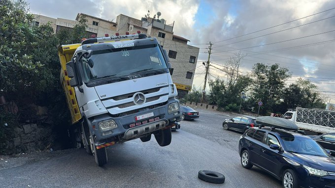 قطع السير جزئيا على اوتوستراد الصفرا – جونية، ازدحام على اوتوستراد المطار وإنزلاق شاحنة في عاريا