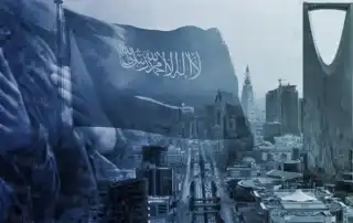 إذا كان هناك من “خلافات” فالأمر منوط بالدولتين، لبنان والمملكة، أما أن يقفز الشيخ قاسم فوق الدولة، فهذا تأكيد جديد على أنّ الحزب لم يستخلص العبر من السنتين الماضيتينن ويتصرف وكأنّ أيّ تغيير لم يحدث خصوصًا بعد خياره الإنتحاري بالمشاركة في حرب “طوفان الأقصى” عبر الانخراط في الإسناد والمشاغلة كتب جان الفغالي لـ”هنا لبنان”: مازال الأمين العام لحزب الله يتصرف وفق سردية أنه مازال “دولة”، ويتعاطى مع الداخل والخرج على هذا الاساس. أمس أستعاد هذه “السردية”، فخاطب المملكة العربية السعودية “من دولة إلى دولة”، قافزًا فوق الأعراف والأصوال الديبلوماسية، ومتجاوزًا الدولة اللبنانية. الشيخ قاسم دعا المملكة العربية السعودية إلى “فتح صفحة جديدة مع المقاومة ضمن أسس محددة، تشمل: حوار يعالج الإشكالات ويجيب عن المخاوف ويؤمن المصالح. ويجب أن يبنى على أن إسرائيل هي العدو وليست المقاومة. تجميد الخلافات التي مرت في الماضي على الأقل في هذه المرحلة الاستثنائية من أجل مواجهة ولجم إسرائيل.التأكيد أن سلاح المقاومة موجه ضد العدو الإسرائيلي وليس لبنان ولا السعودية ولا أي جهة في العالم”. من خلال قراءة ما سبق، يمكن استخلاص ما يلي: يعيش حزب الله حالة إنكار للواقع الذي هو فيه، فمسألة حصر السلاح بيد الدولة اللبنانية هو مطلب دولي وعلى رأس المطالبين الولايات المتحدة الأميركية، ومطلب عربي وعلى رأس المطالبين المملكة العربية السعودية، يُدرِك الشيخ قاسم هذه الحقيقة لكنه يتثرف عكسها فلا يتوانى عن القول أن ” سلاح المقاومة موجه ضد العدو الإسرائيلي وليس لبنان ولا السعودية ولا أي جهة في العالم”. وكأنه يريد أن يقول ” إن سلاح المقاومة باقٍ ” ويحدد ضد مًن هو موجَّه. الأنطباع الثاني أن حزب الله هو الذي يطلب من السعودية “فتح صفحة جديدة” مع المقاومة، وكأنه يريد أن يقول إن على المملكة أن تفتح حوارً معه! الأنطباع الثالث، حديثه عن ” تجميد الخلافات التي مرت في الماضي على الأقل في هذه المرحلة الاستثنائية”، وبهذا يعترف حزب الله بان لديه خلافات مع حزب الله يريد “تجميدها” وليس حلَّها! السؤال الذي يطرح نفسه هنا هو: ما هو نوع “خلافات” الحزب مع المملكة العربية السعودية؟ لماذا لم يُسمِّها الشيخ قاسم؟ الا يحق للرأي العام، من باب الشفافية، ان يطَّلع عليها؟ الجميع يعلم أن ملف “خلافات” حزب الله مع المملكة ليس من النوع الذي يقبل “التجميد” ، وكأن الحزب يريد لهذه “الخلافات” أن تبقى لتكون سيفًا مسلطًا على المملكة، وما كان يُعرَف بالأبتزاز الذي كان يمارسه الحزب في حق المملكة. كما أن هناك ملفًا خلافيًا كبيرًا وهو تهريب الكابتاغون إلى المملكة، بدليل أن عمليات ضبط الكميات الهائلة في لبنان تمت بتعاون أمني جاد بين لبنان والمملكة، وأثمر كشفًا لملايين حبات الكبتاغون. هل هذا ما يريد الشيخ نعيم قاسم تجميده؟ إذا كان هناك من “خلافات” فالأمر منوط بالدولتين، لبنان والمملكة، أما أن يقفز الشيخ قاسم فوق الدولة، فهذا تأكيد جديد على ان الحزب لم يستخلص العبر من السنتين الماضيتينن ويتصرف وكأن أي تغيير لم يحدث خصوصًا بعد خياره الإنتحاري بالمشاركة في حرب “طوفان الأقصى” عبر الأنخراط في الإسناد والمشاغلة.