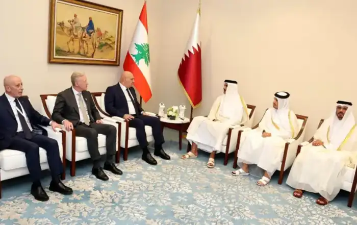 الرئيس عون جدّد خلال لقائه أمير قطر الشيخ تميم بن حمد آل ثاني إدانته للاعتداء الإسرائيلي الذي استهدف الدوحة، مؤكداً وقوف لبنان إلى جانب قطر وتضامنه معها ومع الشعب القطري الشقيق وطنية – كتبت صحيفة "النهار": وسط مراوحة واضحة في التطورات الداخلية وبداية "صعود" متدرّجة لسخونة استحقاق الاستعدادات للانتخابات النيابية بدءاً بالخلاف على بت المشكلة المعقدة المتصلة بقانون الانتخاب، أتاحت مشاركة رئيس الجمهورية جوزف عون في القمة العربية الإسلامية الطارئة التي عقدت أمس في الدوحة فرصة ثلاثية الدلالات للبنان، تمثّلت أولاً في إطلاق موقف لبناني بارز من الحروب الدائرية التي تشنها إسرائيل على عدد من بلدان المنطقة ومن بينها لبنان، وثانياً في إجراء لقاءات ولو سريعة مع عدد من الزعماء العرب على هامش القمة، وثالثاً رسم الإطار التمهيدي للمشاركة اللبنانية في أعمال الدورة العادية للأمم المتحدة التي سيحضرها الرئيس اللبناني للمرة الأولى منذ انتخابه. وتميّزت الكلمة التي ألقاها الرئيس عون في القمة بتوجهه بـ"الاعتذار" مباشرة من أمير قطر، قائلاً: "أعتذر من أخي سمو الأمير تميم، ومنكم إخوتي رؤساءِ الوفود، عن عدمِ تكرارِ مفرداتِ الإدانة ولازماتِ التنديدِ والشجب، فهذه قد ملأت تاريخَنا وحاضرَنا، حتى باتت تثيرُ السأَمَ في نفوسِ شعوبِنا، أو أكثرَ من السأم". ثم أضاف: "أنا هنا لأقول، استناداً إلى ما سبق، إنّ الصورةَ بعد عدوانِ الدوحة، باتت واضحة جلية، وإنّ التحدي المطلوبَ رداً عليها، يجب أن يكونَ بالوضوحِ نفسِه، فنحن بعد أيامٍ على موعدٍ مع الجمعيةِ العمومية للأممِ المتحدة في نيويورك، حيثُ يلتئمُ كلُ العالمِ الساعي إلى السلام، فلنذهبْ إلى هناك بموقفٍ موحّد، يجسّدُه سؤالٌ واحد: هل تريد حكومة إسرائيل، أي سلام دائم عادل في منطقتنا؟ إذا كان الجواب نعم، فنحن جاهزون وفقاً لمبادرة السلام العربية التي طرحتها المملكة العربية السعودية الشقيقة في قمة بيروت عام 2002 وتبنّتها جامعتنا العربية بالإجماع، وهي تلقى تأييداً دولياً واسعاً بدأ يترجم من خلال اعتراف دول عديدة بدولة فلسطين، وخير دليل على ذلك الإعلان الذي صدر منذ أيام عن الجمعية العامة للأمم المتحدة بأغلبية ساحقة تحت مسمى "إعلان نيويورك"، وذلك نتيجة جهد دؤوب من المملكة العربية السعودية الشقيقة، وفرنسا الصديقة، الذي يحدّد خطوات ملموسة ومحددة زمنياً ولا رجعة فيها نحو حل الدولتين. ولنجلس فوراً برعاية المنظمة الأممية وكل الساعين إلى السلام، للبحث في مقتضيات تلك الإجابة. وإذا كان الجوابُ لا، أو نصفَ جوابٍ أو لا جواب، فنحن أيضاً راضون، فندركَ عندها حقيقةَ الأمرِ الواقع، ونبني عليه المقتضى، علّنا نوقفُ على الأقلّ سلسلةَ الخيبات، حيالَ شعوبِنا وأمامَ التاريخ". وكان رئيس الجمهورية التقى فور وصوله إلى مقر القمة في الدوحة، أمير دولة قطر الشيخ تميم بن حمد آل ثاني، وعقد معه اجتماعاً حضره رئيس الحكومة ووزير الخارجية القطري الشيخ محمد بن عبد الرحمن بن جاسم آل ثاني، فيما حضر عن الجانب اللبناني وزير الخارجية والمغتربين يوسف رجي والمستشار الخاص لرئيس الجمهورية العميد اندره رحال. وأفادت المعلومات الرسمية أن الرئيس عون جدّد ادانته للاعتداء الإسرائيلي الذي استهدف الدوحة، مؤكداً وقوف لبنان إلى جانب قطر وتضامنه معها ومع الشعب القطري الشقيق. وشكر أمير قطر على الدعم الذي تقدمه بلاده للبنان في مختلف الظروف، مشيراً إلى أن هذا الدعم هو موضع امتنان جميع اللبنانيين. ورد أمير قطر مرحباً بالرئيس عون والوفد المرافق، شاكراً تضامن لبنان مع قطر وإدانته للعدوان الاسرائيلي، ومشدداً على وقوف قطر إلى جانب لبنان ودعمها الدائم للشعب اللبناني، وسعيها الدؤوب من أجل تحقيق الأمن والاستقرار في لبنان. كما التقى الرئيس عون، الرئيس الإيراني مسعود بزشكيان، حيث أكد له “حرص لبنان على إقامة علاقات متينة مع إيران تقوم على أسس الاحترام المتبادل والصراحة وعدم التدخل في الشؤون الداخلية بما يخدم المصالح المشتركة بين البلدين”. وشدّد الرئيس الإيراني بدوره على "التزام بلاده مبدأ عدم التدخل في شؤون الدول الأخرى". أما في المشهد الداخلي، فاستأنف "حزب الله" حملاته على الحكومة، محاولاً التلاعب على وتيرة التمييز بين الجيش والسلطة السياسية. ولوحظ اندفاع المعاون السياسي للأمين العام للحزب حسين الخليل إلى الواجهة الإعلامية مجدداً، علماً أنه في معرض إشادته المفتعلة بالجيش لم يخف نبرة استعلاء وإخضاع الجيش لفحص حسن السلوك مبطن!. ومما قال إن "إملاءات خارجية صيغت تحت عنوان حصرية السلاح بنسة 99 في المئة، وما ورد في خطاب القسم وفي البيان الوزاري يخالف ما يجري طرحه اليوم بهذا الشأن". واعتبر أن "المواقف الرائدة والحازمة للرئيس نبيه بري والوحدة بين حركة أمل و"حزب الله" عززت موقفنا السياسي الثابت"، مشدداً على "أننا لم نلجأ إلى الشارع للضغط على الحكومة لكن وقفنا وقفة مشرفة وكبيرة جداً". وأشار إلى أن "موقف قائد الجيش في تقديم ما سُمّي بالخطة العسكرية لتنفيذ قراري 5 و7 آب إتّسم بالحكمة أكثر بكثير من قرارات الحكومة وساهم في تنفيس الأجواء". وقال: "إذا بقيت قيادة الجيش حكيمة بلغتها وبممارساتها على الأرض، فإن لا أحد يريد التصادم على الأرض، لذا نأمل استمرار هذه الفرملة من أجل استقرار البلد". وشدد على أن "أصحاب الوصاية كانوا يعملون في الليل والنهار لإقصاء "حزب الله" عن الحكومة، وعليه فإن وجودنا داخل الحكومة أمر جيّد وإيجابي، مع المقارعة من داخلها وخارجها والوقوف كسدّ منيع داخل الحكومة وخارجها". في غضون ذلك، يتجه استحقاق بت قانون الانتخاب إلى مرحلة تسخين في سياق تجاذب وتبادل رمي الكرة بين مجلس النواب والحكومة. وسوف يحضر أمام مجلس الوزراء في جلسته اليوم التقرير المفصل الذي وضعته اللجنة الوزارية المكلّفة دراسة الاقتراحات والتعديلات على قانون الانتخاب، والتي ردت عبره كرة القانون إلى مجلس النواب في التقرير الذي توصل إليه اعضاؤها والممثلون عن الأطراف كافة وابدوا ملاحظاتهم المشتركة ليتوصلوا إلى أن عددا من المسائل التي تتطلب تدخل المشرّع من أجل استكمال الإطار القانوني ومعالجة الثغرات والتضارب التشريعي المتعلّقة باقتراع المغتربين بحيث تخرج هذه المسائل عن إطار دقائِق تطبيق القانون وهي تنحصر في مجلس النواب. وخلصت اللجنة إلى أن التنظيم الحالي للانتخابات، في ما يخص غير المقيمين والبطاقة الممغنطة يتطلبان تعديلاً للقانون وليس فقط اصدار مراسيم تنظيمية، والقانون في هذا الاطار يعاني من ثغرات قانونية كبيرة تتطلب تدخل المشرّع بصورة حاسمة. وفي ظل تقرير اللجنة الوزارية الذي يتوقع أن يوافق عليه ويتبناه مجلس الوزراء، من الطبيعي أن تغدو الكرة نهائياً في مرمى مجلس النواب حيث عجزت أيضاً اللجنة النيابية المكلفة درس مشاريع واقتراحات بلغ عددها نحو سبعة مشاريع إلى جانب قانون الانتخاب الساري المفعول، الأمر الذي سيدفع باستحقاق بت القانون الانتخابي إلى الواجهة السياسية الساخنة في المرحلة الطالعة.