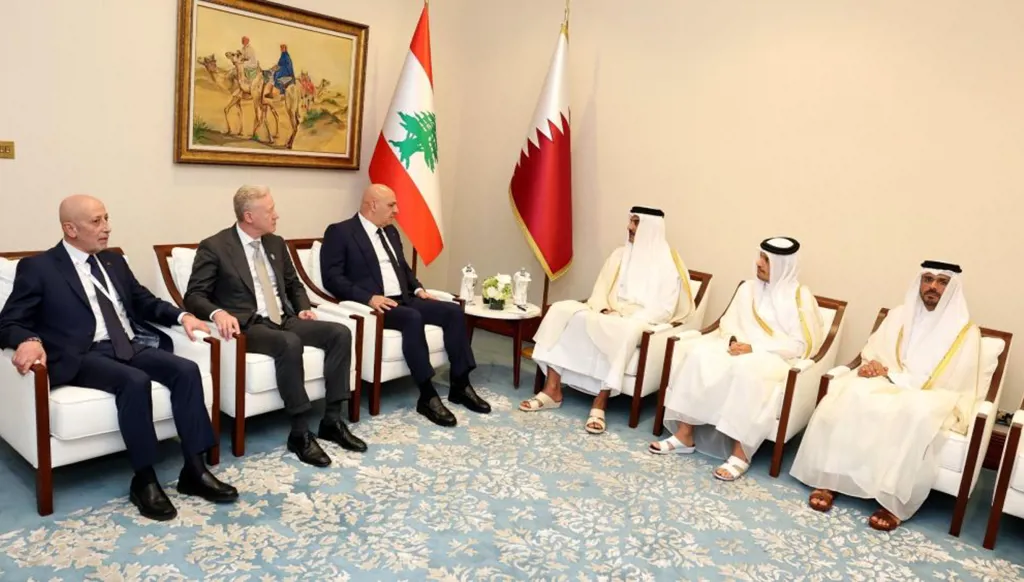 الرئيس عون جدّد خلال لقائه أمير قطر الشيخ تميم بن حمد آل ثاني إدانته للاعتداء الإسرائيلي الذي استهدف الدوحة، مؤكداً وقوف لبنان إلى جانب قطر وتضامنه معها ومع الشعب القطري الشقيق وطنية – كتبت صحيفة "النهار": وسط مراوحة واضحة في التطورات الداخلية وبداية "صعود" متدرّجة لسخونة استحقاق الاستعدادات للانتخابات النيابية بدءاً بالخلاف على بت المشكلة المعقدة المتصلة بقانون الانتخاب، أتاحت مشاركة رئيس الجمهورية جوزف عون في القمة العربية الإسلامية الطارئة التي عقدت أمس في الدوحة فرصة ثلاثية الدلالات للبنان، تمثّلت أولاً في إطلاق موقف لبناني بارز من الحروب الدائرية التي تشنها إسرائيل على عدد من بلدان المنطقة ومن بينها لبنان، وثانياً في إجراء لقاءات ولو سريعة مع عدد من الزعماء العرب على هامش القمة، وثالثاً رسم الإطار التمهيدي للمشاركة اللبنانية في أعمال الدورة العادية للأمم المتحدة التي سيحضرها الرئيس اللبناني للمرة الأولى منذ انتخابه. وتميّزت الكلمة التي ألقاها الرئيس عون في القمة بتوجهه بـ"الاعتذار" مباشرة من أمير قطر، قائلاً: "أعتذر من أخي سمو الأمير تميم، ومنكم إخوتي رؤساءِ الوفود، عن عدمِ تكرارِ مفرداتِ الإدانة ولازماتِ التنديدِ والشجب، فهذه قد ملأت تاريخَنا وحاضرَنا، حتى باتت تثيرُ السأَمَ في نفوسِ شعوبِنا، أو أكثرَ من السأم". ثم أضاف: "أنا هنا لأقول، استناداً إلى ما سبق، إنّ الصورةَ بعد عدوانِ الدوحة، باتت واضحة جلية، وإنّ التحدي المطلوبَ رداً عليها، يجب أن يكونَ بالوضوحِ نفسِه، فنحن بعد أيامٍ على موعدٍ مع الجمعيةِ العمومية للأممِ المتحدة في نيويورك، حيثُ يلتئمُ كلُ العالمِ الساعي إلى السلام، فلنذهبْ إلى هناك بموقفٍ موحّد، يجسّدُه سؤالٌ واحد: هل تريد حكومة إسرائيل، أي سلام دائم عادل في منطقتنا؟ إذا كان الجواب نعم، فنحن جاهزون وفقاً لمبادرة السلام العربية التي طرحتها المملكة العربية السعودية الشقيقة في قمة بيروت عام 2002 وتبنّتها جامعتنا العربية بالإجماع، وهي تلقى تأييداً دولياً واسعاً بدأ يترجم من خلال اعتراف دول عديدة بدولة فلسطين، وخير دليل على ذلك الإعلان الذي صدر منذ أيام عن الجمعية العامة للأمم المتحدة بأغلبية ساحقة تحت مسمى "إعلان نيويورك"، وذلك نتيجة جهد دؤوب من المملكة العربية السعودية الشقيقة، وفرنسا الصديقة، الذي يحدّد خطوات ملموسة ومحددة زمنياً ولا رجعة فيها نحو حل الدولتين. ولنجلس فوراً برعاية المنظمة الأممية وكل الساعين إلى السلام، للبحث في مقتضيات تلك الإجابة. وإذا كان الجوابُ لا، أو نصفَ جوابٍ أو لا جواب، فنحن أيضاً راضون، فندركَ عندها حقيقةَ الأمرِ الواقع، ونبني عليه المقتضى، علّنا نوقفُ على الأقلّ سلسلةَ الخيبات، حيالَ شعوبِنا وأمامَ التاريخ". وكان رئيس الجمهورية التقى فور وصوله إلى مقر القمة في الدوحة، أمير دولة قطر الشيخ تميم بن حمد آل ثاني، وعقد معه اجتماعاً حضره رئيس الحكومة ووزير الخارجية القطري الشيخ محمد بن عبد الرحمن بن جاسم آل ثاني، فيما حضر عن الجانب اللبناني وزير الخارجية والمغتربين يوسف رجي والمستشار الخاص لرئيس الجمهورية العميد اندره رحال. وأفادت المعلومات الرسمية أن الرئيس عون جدّد ادانته للاعتداء الإسرائيلي الذي استهدف الدوحة، مؤكداً وقوف لبنان إلى جانب قطر وتضامنه معها ومع الشعب القطري الشقيق. وشكر أمير قطر على الدعم الذي تقدمه بلاده للبنان في مختلف الظروف، مشيراً إلى أن هذا الدعم هو موضع امتنان جميع اللبنانيين. ورد أمير قطر مرحباً بالرئيس عون والوفد المرافق، شاكراً تضامن لبنان مع قطر وإدانته للعدوان الاسرائيلي، ومشدداً على وقوف قطر إلى جانب لبنان ودعمها الدائم للشعب اللبناني، وسعيها الدؤوب من أجل تحقيق الأمن والاستقرار في لبنان. كما التقى الرئيس عون، الرئيس الإيراني مسعود بزشكيان، حيث أكد له “حرص لبنان على إقامة علاقات متينة مع إيران تقوم على أسس الاحترام المتبادل والصراحة وعدم التدخل في الشؤون الداخلية بما يخدم المصالح المشتركة بين البلدين”. وشدّد الرئيس الإيراني بدوره على "التزام بلاده مبدأ عدم التدخل في شؤون الدول الأخرى". أما في المشهد الداخلي، فاستأنف "حزب الله" حملاته على الحكومة، محاولاً التلاعب على وتيرة التمييز بين الجيش والسلطة السياسية. ولوحظ اندفاع المعاون السياسي للأمين العام للحزب حسين الخليل إلى الواجهة الإعلامية مجدداً، علماً أنه في معرض إشادته المفتعلة بالجيش لم يخف نبرة استعلاء وإخضاع الجيش لفحص حسن السلوك مبطن!. ومما قال إن "إملاءات خارجية صيغت تحت عنوان حصرية السلاح بنسة 99 في المئة، وما ورد في خطاب القسم وفي البيان الوزاري يخالف ما يجري طرحه اليوم بهذا الشأن". واعتبر أن "المواقف الرائدة والحازمة للرئيس نبيه بري والوحدة بين حركة أمل و"حزب الله" عززت موقفنا السياسي الثابت"، مشدداً على "أننا لم نلجأ إلى الشارع للضغط على الحكومة لكن وقفنا وقفة مشرفة وكبيرة جداً". وأشار إلى أن "موقف قائد الجيش في تقديم ما سُمّي بالخطة العسكرية لتنفيذ قراري 5 و7 آب إتّسم بالحكمة أكثر بكثير من قرارات الحكومة وساهم في تنفيس الأجواء". وقال: "إذا بقيت قيادة الجيش حكيمة بلغتها وبممارساتها على الأرض، فإن لا أحد يريد التصادم على الأرض، لذا نأمل استمرار هذه الفرملة من أجل استقرار البلد". وشدد على أن "أصحاب الوصاية كانوا يعملون في الليل والنهار لإقصاء "حزب الله" عن الحكومة، وعليه فإن وجودنا داخل الحكومة أمر جيّد وإيجابي، مع المقارعة من داخلها وخارجها والوقوف كسدّ منيع داخل الحكومة وخارجها". في غضون ذلك، يتجه استحقاق بت قانون الانتخاب إلى مرحلة تسخين في سياق تجاذب وتبادل رمي الكرة بين مجلس النواب والحكومة. وسوف يحضر أمام مجلس الوزراء في جلسته اليوم التقرير المفصل الذي وضعته اللجنة الوزارية المكلّفة دراسة الاقتراحات والتعديلات على قانون الانتخاب، والتي ردت عبره كرة القانون إلى مجلس النواب في التقرير الذي توصل إليه اعضاؤها والممثلون عن الأطراف كافة وابدوا ملاحظاتهم المشتركة ليتوصلوا إلى أن عددا من المسائل التي تتطلب تدخل المشرّع من أجل استكمال الإطار القانوني ومعالجة الثغرات والتضارب التشريعي المتعلّقة باقتراع المغتربين بحيث تخرج هذه المسائل عن إطار دقائِق تطبيق القانون وهي تنحصر في مجلس النواب. وخلصت اللجنة إلى أن التنظيم الحالي للانتخابات، في ما يخص غير المقيمين والبطاقة الممغنطة يتطلبان تعديلاً للقانون وليس فقط اصدار مراسيم تنظيمية، والقانون في هذا الاطار يعاني من ثغرات قانونية كبيرة تتطلب تدخل المشرّع بصورة حاسمة. وفي ظل تقرير اللجنة الوزارية الذي يتوقع أن يوافق عليه ويتبناه مجلس الوزراء، من الطبيعي أن تغدو الكرة نهائياً في مرمى مجلس النواب حيث عجزت أيضاً اللجنة النيابية المكلفة درس مشاريع واقتراحات بلغ عددها نحو سبعة مشاريع إلى جانب قانون الانتخاب الساري المفعول، الأمر الذي سيدفع باستحقاق بت القانون الانتخابي إلى الواجهة السياسية الساخنة في المرحلة الطالعة.