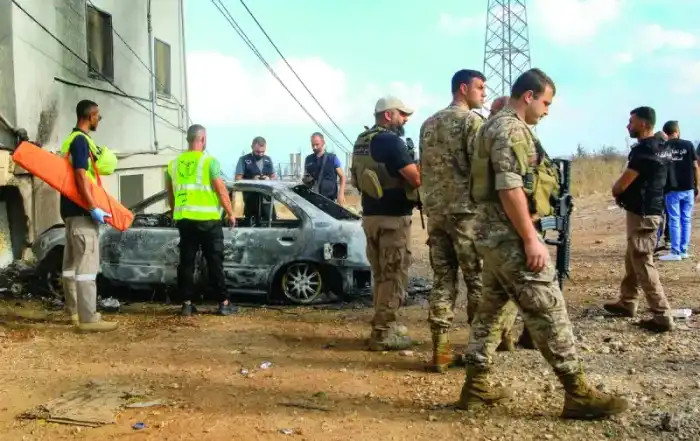 على وقع الارتجاجاتِ الدولية للاعتداء الإسرائيلي السافر على الدوحة، بدتْ بيروت عيْناً على رَصْدِ أبعاد هذا التطور البالغ الخطورة الذي انتهكتْ معه تل أبيب في شكلٍ فاضحٍ القانونَ الدولي ونقلتْ «كرة نار» غزة إلى العمق الخليجي، وعيْناً أخرى على ارتداداته المحتملة لبنانياً في ضوء انتفاء إمكان تقدير «الخطوة التالية» لإسرائيل وهل تكون «هروباً إلى الأمام» أو تَراجُعاً ولو تكتياً لاحتواء أضرار الفشل العسكري - الأمني لِما ارتكبتْه في قطر بتشظياته الدبلوماسية والسياسية المتدحرجة. وفي الوقت الذي تمّ التعاطي مع الهجمات الإسرائيلية عصر أمس ضد الحوثيين في صنعاء على أنها إشارة «سريعة» إلى أن تل أبيب ماضية في إستراتيجيةِ «حزام النار» على الجبهات السبع، اعتبرت أوساط سياسية أنّ ثمة حاجة لتَتَبُّع ما ستقوم به الولايات المتحدة بعد السلوك المتهوّر لبنيامين نتنياهو الذي بدا وكأنه أصاب واشنطن بـ«نيران صديقة» في علاقاتها مع دول الخليج العربي التي هبّت تضامناً ودعماً لقطر بوجه العدوان عليها. حداد وتنكيس أعلام.. اغتيال حليف ترامب المؤثر شارلي كيرك منذ 7 ساعات خلافات داخلية بشأن عملية قطر... نتنياهو تجاهل تحذيرات «الموساد» منذ 7 ساعات وفي رأي أوساط سياسية، فإنه بقدر ما أنّ «الجرعةَ الزائدة» من التهوّر الإسرائيلي التي عبّر عنها الاعتداءُ الغاشم على قطر تَعكس إصرارَ نتنياهو على استئصالِ «حماس» وقيادتها حتى ولو في الدوحة، بقدر ما أنها تترك علاماتِ استفهامٍ حول تداعياتِ حشْر إسرائيل نفسها «في الزاوية» خصوصاً على مستوى لبنان الذي شكّل منذ 7 أكتوبر 2023 «حلقة النار» الأكثر التهاباً والذي تُبْقيه تل أبيب في دائرة الاستهداف شبه اليومي بحجة رَفْعِ الضغط لسحْب سلاح «حزب الله». وفي رأي هذه الأوساط أن «الثقةَ المفرطة» التي يَنزلق إليها نتنياهو والتي أَخْرَجَتْه من استهدافِ قيادة «حماس» في قلب الدوحة بإرباكٍ وإحراجٍ جعلاه في وضْعٍ حرج دولياً، ربما تَستدرج - بعد أن تستوعب تل أبيب صدمةَ الفشل وتتجرّعه - دَفْعاً أميركياً نحو محاولة تهدئة «الثور الهائج» الإسرائيلي الذي لم يتورّع بهجوم 9 سبتمبر عن تكريس إزالة كل «الخطوط الحمر» وتمزيق الخرائط والحدود التي باتت تستبيحها جواً تحت عنوان «سنطارد حماس أينما كانت». وفي ضوء المؤشراتِ التي كانت لاحتْ مع إقرار حكومة الرئيس نواف سلام (الجمعة) خطة الجيش اللبناني التطبيقية لقرار حصر السلاح بيد الدولة بصيغة «ترحيبٍ» حَمَلَ في طيّاته تَفَهُّماً خارجياً لموجباتِ عدم ترْك البلاد تنزلق إلى تَوتراتٍ داخلية تجعل تفكيك ترسانة «حزب الله» يحيد عن السكة، دعتْ الأوساط إلى انتظارِ هل تقوم واشنطن بخطوةٍ ما لـ «تصحيح» الخطيئة الإسرائيلية بحق قطر، وهل يمكن أن يكون ذلك في لبنان عبر حضّ تل أبيب على تقديم «شيء ما» يدعّم مسار سَحب السلاح ويحيي معادلة «الخطوة مقابل خطوة» التي ارتكزت عليها ورقة الموفد الأميركي توماس براك ولم تلتزم بها إسرائيل، أم أن نتنياهو سيمضي أكثر في تَعَنُّته على... كل الجبهات. ولم يكن عابراً تكرار سلام «أن مسار حصرية السلاح انطلق ولن يعود إلى الوراء، وقد اتخذتْ حكومتنا قرارَها بتكليف الجيش اللبناني إعداد وتنفيذ خطة شاملة في هذا المجال»، مؤكداً أن «الجيش هو لكل اللبنانيين، يحظى بثقتهم وإجماعهم، وهذا المسار هو مطلب لبناني وطني بامتياز، أقرّه اتفاق الطائف قبل أي شيء آخر. غير أنّ تأخر تطبيقه لعقود كلّف لبنان فرصاً ثمينة أضاعها في الماضي». وأضاف «بالتوازي، نعمل على حشد كل الطاقات لضمان انسحاب إسرائيل الكامل من الأراضي اللبنانية والإفراج عن أسرانا لديها ووقف جميع الأعمال العدائية. ونحن نسعى كذلك إلى إعادة إعمار ما دمّره العدوان الإسرائيلي. وحكومتنا تبذل جهوداً حثيثة مع الأشقاء العرب والأصدقاء في العالم، للتحضير لعقد المؤتمر الدولي المرتقب لإعادة الإعمار والتعافي الاقتصادي للبنان». وكان سلام كَشَفَ خلال جلسة مجلس الوزراء (الثلاثاء) عن تلقّيه رسائل إيجابية دولياً وعربياً بالنسبة لجلسة 5 سبتمبر (تبنّت خطة الجيش) «وبالتالي يقتضي تفعيل التحضيرات لمؤتمر إعادة الإعمار والاستثمار نهاية السنة الحالية»، وذلك بعيد زيارته البارزة لرئيس البرلمان نبيه بري والتي رسم في أعقابها خطاً فاصلاً واضحاً بين «الإستراتيجية الدفاعية» التي يطالب «حزب الله» بأن يُبحث سلاحه من ضمنها وفي إطار حوارٍ داخلي بعد التزام إسرائيل وقف النار وانسحابها وإطلاقها الأسرى، وبين «إستراتيجية الأمن الوطني» التي تعهّد بها الرئيس جوازف عون والبيان الوزاري للحكومة. وأكد سلام «ان لا شيء اسمه إستراتيجية دفاعية، بل هناك شيء اسمه إستراتيجية أمن وطني وهي تشمل جانباً عسكرياً وأمنياً واقتصادياً، وهذا ما تعهّدت به الحكومة في البيان الوزاري وفي البيان الأخير الذي صدر عن مجلس الوزراء، أي أن الحكومة تلتزم بهذه المسألة، و«ما حدا يأخذنا على محلات ثانية»عبر حوارات، فالقرارات تتخذ في المؤسسات الدستورية وليس عبر الحوارات الجانبية». وبهذا الموقف يكون سلام كرّسَ إبقاءَ «العصمة في يد» الدولة في ما خص مسار السلاح وإطاره الناظم عبر المؤسسات، بعكس ما يريده «حزب الله»، بعدما أخضعت الحكومةُ ترسانته لما يشبه «حظر التجوّل» عبر مَنْع نقلها على الأراضي اللبنانية خلال المراحل الخمس لتطبيق خطة الجيش التي انطلقت في جنوب الليطاني (حتى نهاية ديسمبر) حيث سيُستكمل سَحْبُ السلاح، وذلك عشية وصول الموفد الفرنسي جان - أيف لودريان لبيروت اليوم وعلى جدول أعماله ملفات الساعة بما فيها مؤتمرا دعم لبنان والجيش والعلاقة بين لبنان وسوريا، وإن كانت الاضطرابات المطلبية التي تشهدها باريس ترخي بثقلها على مجمل واقع فرنسا وأدوارها الخارجية. وكان لافتاً تأكيد عون «أن المؤشرات الاقتصادية إيجابية، والوضع الأمني جيد وليس كما يتناوله البعض بما يؤذي لبنان عن قصد أو عن غير قصد (...) والقطار انطلق وممنوع الوقوف بوجهه»، مشيراً إلى «الانفتاح على لبنان من الدول العربية والأجنبية، ومؤكداً أن حركة وفود هذه الدول بهدف مساعدة لبنان من خلال الاستثمارات ستظهر نتائجها مع الوقت». عون استنكر الاعتداء الإسرائيلي على قطر أجرى الرئيس اللبناني جوزاف عون اتصالاً بأمير دولة قطر الشيخ تميم بن حمد ال ثاني، استنكر فيه تعرض دولة قطر الشقيقة لاعتداء إسرائيلي استهدف مقرات سكنية لقياديين في حركة «حماس» في الدوحة. وأكد عون أن «لبنان الذي يتعرض يومياً لاعتداءات إسرائيلية مدانة، يقف إلى جانب دولة قطر وشعبها الشقيق»، معتبراً ان «هذا العدوان لم يستهدف فقط قياديي حركة حماس والسكان الآمنين في الدوحة، بل ايضاً المساعي والجهود التي تبذلها القيادة القطرية من أجل احلال السلام والأمان في قطاع غزة ووقف المذابح اليومية التي ترتكبها إسرائيل بحق الشعب الفلسطيني الشقيق، ما يدعو إلى وقفة واحدة، عربية ودولية، تمنع استمرار إسرائيل في ضرب الأمن والاستقرار لدول المنطقة». https://www.alraimedia.com/article/1739545/خارجيات/العرب-والعالم/هل-تهدئ-واشنطن-الثور-الهائج-الإسرائيلي-فيستفيد-لبنان