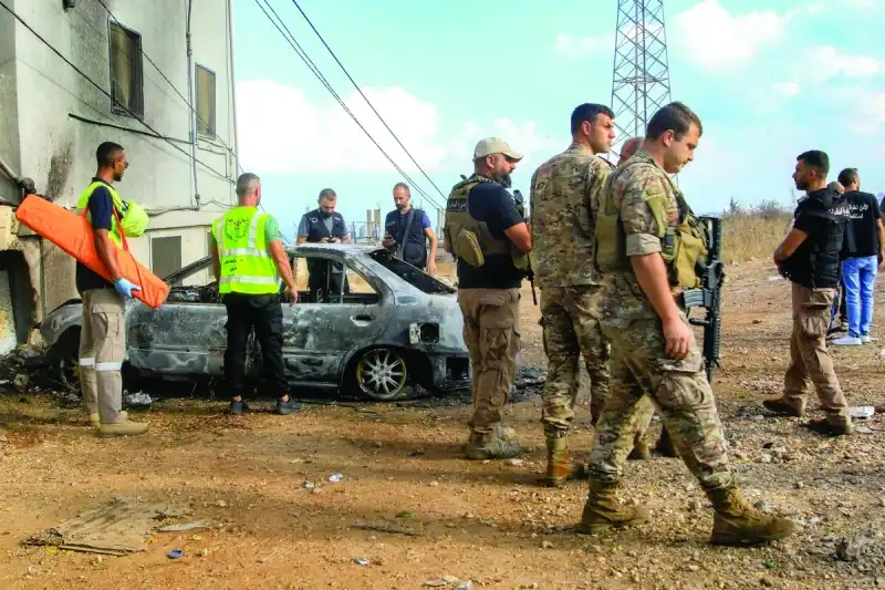 على وقع الارتجاجاتِ الدولية للاعتداء الإسرائيلي السافر على الدوحة، بدتْ بيروت عيْناً على رَصْدِ أبعاد هذا التطور البالغ الخطورة الذي انتهكتْ معه تل أبيب في شكلٍ فاضحٍ القانونَ الدولي ونقلتْ «كرة نار» غزة إلى العمق الخليجي، وعيْناً أخرى على ارتداداته المحتملة لبنانياً في ضوء انتفاء إمكان تقدير «الخطوة التالية» لإسرائيل وهل تكون «هروباً إلى الأمام» أو تَراجُعاً ولو تكتياً لاحتواء أضرار الفشل العسكري - الأمني لِما ارتكبتْه في قطر بتشظياته الدبلوماسية والسياسية المتدحرجة. وفي الوقت الذي تمّ التعاطي مع الهجمات الإسرائيلية عصر أمس ضد الحوثيين في صنعاء على أنها إشارة «سريعة» إلى أن تل أبيب ماضية في إستراتيجيةِ «حزام النار» على الجبهات السبع، اعتبرت أوساط سياسية أنّ ثمة حاجة لتَتَبُّع ما ستقوم به الولايات المتحدة بعد السلوك المتهوّر لبنيامين نتنياهو الذي بدا وكأنه أصاب واشنطن بـ«نيران صديقة» في علاقاتها مع دول الخليج العربي التي هبّت تضامناً ودعماً لقطر بوجه العدوان عليها. حداد وتنكيس أعلام.. اغتيال حليف ترامب المؤثر شارلي كيرك منذ 7 ساعات خلافات داخلية بشأن عملية قطر... نتنياهو تجاهل تحذيرات «الموساد» منذ 7 ساعات وفي رأي أوساط سياسية، فإنه بقدر ما أنّ «الجرعةَ الزائدة» من التهوّر الإسرائيلي التي عبّر عنها الاعتداءُ الغاشم على قطر تَعكس إصرارَ نتنياهو على استئصالِ «حماس» وقيادتها حتى ولو في الدوحة، بقدر ما أنها تترك علاماتِ استفهامٍ حول تداعياتِ حشْر إسرائيل نفسها «في الزاوية» خصوصاً على مستوى لبنان الذي شكّل منذ 7 أكتوبر 2023 «حلقة النار» الأكثر التهاباً والذي تُبْقيه تل أبيب في دائرة الاستهداف شبه اليومي بحجة رَفْعِ الضغط لسحْب سلاح «حزب الله». وفي رأي هذه الأوساط أن «الثقةَ المفرطة» التي يَنزلق إليها نتنياهو والتي أَخْرَجَتْه من استهدافِ قيادة «حماس» في قلب الدوحة بإرباكٍ وإحراجٍ جعلاه في وضْعٍ حرج دولياً، ربما تَستدرج - بعد أن تستوعب تل أبيب صدمةَ الفشل وتتجرّعه - دَفْعاً أميركياً نحو محاولة تهدئة «الثور الهائج» الإسرائيلي الذي لم يتورّع بهجوم 9 سبتمبر عن تكريس إزالة كل «الخطوط الحمر» وتمزيق الخرائط والحدود التي باتت تستبيحها جواً تحت عنوان «سنطارد حماس أينما كانت». وفي ضوء المؤشراتِ التي كانت لاحتْ مع إقرار حكومة الرئيس نواف سلام (الجمعة) خطة الجيش اللبناني التطبيقية لقرار حصر السلاح بيد الدولة بصيغة «ترحيبٍ» حَمَلَ في طيّاته تَفَهُّماً خارجياً لموجباتِ عدم ترْك البلاد تنزلق إلى تَوتراتٍ داخلية تجعل تفكيك ترسانة «حزب الله» يحيد عن السكة، دعتْ الأوساط إلى انتظارِ هل تقوم واشنطن بخطوةٍ ما لـ «تصحيح» الخطيئة الإسرائيلية بحق قطر، وهل يمكن أن يكون ذلك في لبنان عبر حضّ تل أبيب على تقديم «شيء ما» يدعّم مسار سَحب السلاح ويحيي معادلة «الخطوة مقابل خطوة» التي ارتكزت عليها ورقة الموفد الأميركي توماس براك ولم تلتزم بها إسرائيل، أم أن نتنياهو سيمضي أكثر في تَعَنُّته على... كل الجبهات. ولم يكن عابراً تكرار سلام «أن مسار حصرية السلاح انطلق ولن يعود إلى الوراء، وقد اتخذتْ حكومتنا قرارَها بتكليف الجيش اللبناني إعداد وتنفيذ خطة شاملة في هذا المجال»، مؤكداً أن «الجيش هو لكل اللبنانيين، يحظى بثقتهم وإجماعهم، وهذا المسار هو مطلب لبناني وطني بامتياز، أقرّه اتفاق الطائف قبل أي شيء آخر. غير أنّ تأخر تطبيقه لعقود كلّف لبنان فرصاً ثمينة أضاعها في الماضي». وأضاف «بالتوازي، نعمل على حشد كل الطاقات لضمان انسحاب إسرائيل الكامل من الأراضي اللبنانية والإفراج عن أسرانا لديها ووقف جميع الأعمال العدائية. ونحن نسعى كذلك إلى إعادة إعمار ما دمّره العدوان الإسرائيلي. وحكومتنا تبذل جهوداً حثيثة مع الأشقاء العرب والأصدقاء في العالم، للتحضير لعقد المؤتمر الدولي المرتقب لإعادة الإعمار والتعافي الاقتصادي للبنان». وكان سلام كَشَفَ خلال جلسة مجلس الوزراء (الثلاثاء) عن تلقّيه رسائل إيجابية دولياً وعربياً بالنسبة لجلسة 5 سبتمبر (تبنّت خطة الجيش) «وبالتالي يقتضي تفعيل التحضيرات لمؤتمر إعادة الإعمار والاستثمار نهاية السنة الحالية»، وذلك بعيد زيارته البارزة لرئيس البرلمان نبيه بري والتي رسم في أعقابها خطاً فاصلاً واضحاً بين «الإستراتيجية الدفاعية» التي يطالب «حزب الله» بأن يُبحث سلاحه من ضمنها وفي إطار حوارٍ داخلي بعد التزام إسرائيل وقف النار وانسحابها وإطلاقها الأسرى، وبين «إستراتيجية الأمن الوطني» التي تعهّد بها الرئيس جوازف عون والبيان الوزاري للحكومة. وأكد سلام «ان لا شيء اسمه إستراتيجية دفاعية، بل هناك شيء اسمه إستراتيجية أمن وطني وهي تشمل جانباً عسكرياً وأمنياً واقتصادياً، وهذا ما تعهّدت به الحكومة في البيان الوزاري وفي البيان الأخير الذي صدر عن مجلس الوزراء، أي أن الحكومة تلتزم بهذه المسألة، و«ما حدا يأخذنا على محلات ثانية»عبر حوارات، فالقرارات تتخذ في المؤسسات الدستورية وليس عبر الحوارات الجانبية». وبهذا الموقف يكون سلام كرّسَ إبقاءَ «العصمة في يد» الدولة في ما خص مسار السلاح وإطاره الناظم عبر المؤسسات، بعكس ما يريده «حزب الله»، بعدما أخضعت الحكومةُ ترسانته لما يشبه «حظر التجوّل» عبر مَنْع نقلها على الأراضي اللبنانية خلال المراحل الخمس لتطبيق خطة الجيش التي انطلقت في جنوب الليطاني (حتى نهاية ديسمبر) حيث سيُستكمل سَحْبُ السلاح، وذلك عشية وصول الموفد الفرنسي جان - أيف لودريان لبيروت اليوم وعلى جدول أعماله ملفات الساعة بما فيها مؤتمرا دعم لبنان والجيش والعلاقة بين لبنان وسوريا، وإن كانت الاضطرابات المطلبية التي تشهدها باريس ترخي بثقلها على مجمل واقع فرنسا وأدوارها الخارجية. وكان لافتاً تأكيد عون «أن المؤشرات الاقتصادية إيجابية، والوضع الأمني جيد وليس كما يتناوله البعض بما يؤذي لبنان عن قصد أو عن غير قصد (...) والقطار انطلق وممنوع الوقوف بوجهه»، مشيراً إلى «الانفتاح على لبنان من الدول العربية والأجنبية، ومؤكداً أن حركة وفود هذه الدول بهدف مساعدة لبنان من خلال الاستثمارات ستظهر نتائجها مع الوقت». عون استنكر الاعتداء الإسرائيلي على قطر أجرى الرئيس اللبناني جوزاف عون اتصالاً بأمير دولة قطر الشيخ تميم بن حمد ال ثاني، استنكر فيه تعرض دولة قطر الشقيقة لاعتداء إسرائيلي استهدف مقرات سكنية لقياديين في حركة «حماس» في الدوحة. وأكد عون أن «لبنان الذي يتعرض يومياً لاعتداءات إسرائيلية مدانة، يقف إلى جانب دولة قطر وشعبها الشقيق»، معتبراً ان «هذا العدوان لم يستهدف فقط قياديي حركة حماس والسكان الآمنين في الدوحة، بل ايضاً المساعي والجهود التي تبذلها القيادة القطرية من أجل احلال السلام والأمان في قطاع غزة ووقف المذابح اليومية التي ترتكبها إسرائيل بحق الشعب الفلسطيني الشقيق، ما يدعو إلى وقفة واحدة، عربية ودولية، تمنع استمرار إسرائيل في ضرب الأمن والاستقرار لدول المنطقة». https://www.alraimedia.com/article/1739545/خارجيات/العرب-والعالم/هل-تهدئ-واشنطن-الثور-الهائج-الإسرائيلي-فيستفيد-لبنان