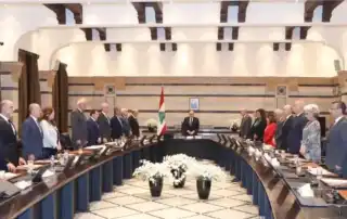 - الموفد الأميركي: كل ما يفعله لبنان في موضوع نزْع السلاح هو الكلام - إسرائيل لديها 5 نقاط في جنوبه ولن تنسحب منها - نتنياهو يعد بـ«سنة تاريخية»... و«إبادة المحور الإيراني» - مصدر أمني إسرائيلي: لا نستبعد عملية برية واسعة في لبنان باغَتَ الموفدُ الأميركي توماس براك، بيروت بتصريحاتٍ بدتْ أشبه بـ «قنبلةٍ» دبلوماسيةٍ فجّرها من خارج كل نمط «الدبلوماسية الناعمة» التي طَبَعَ بها إدارتَه لملف سلاح «حزب الله» منذ أن كُلِّف وَضْعَ خريطةِ طريقٍ لسحْبه عبر ما يشبه «المراسيم التطبيقية» لاتفاق وقف النار بين «بلاد الأرز» واسرائيل (27 نوفمبر) التي اتخذتْ شكلَ ورقةٍ عادت وصارت «إعلاناً مشتركاً» لبنانياً - أميركياً. فبلغةٍ مباشرةٍ و«خشنة»، قدّم براك، مقاربةً بدت أقرب إلى قرْع «أجراس الإنذار» للبنان الرسمي مما يَكمن له ربْطاً بملف السلاح، مجاهراً بأن الحزب وإيران «عدوّان لنا، ونحن بحاجة إلى قطع رؤوس هذه الأفاعي ومنع تمويلها»، مع وَضْعِ السلطات المعنية في بيروت في «قفص الاتهام» بإزاء موضوع نزْع السلاح «فكل ما يفعله لبنان هو الكلام ولم يَحدث أي عمل فعلي». بيان سعودي فرنسي مشترك: الإسراع بتنفيذ «إعلان نيويورك» عبر خطوات ملموسة لا رجعة فيها منذ 53 دقيقة بلجيكا ولوكسمبورغ وموناكو ومالطا تعترف أمام الأمم المتحدة بالدولة الفلسطينية منذ 4 ساعات ولفت في حديث إلى قناة «سكاي نيوز عربية» إلى أن «الجيش اللبناني منظّمة جيدة ولكنه ليس مجهزاً بشكل جيّد»، مشيراً إلى أن «إسرائيل لديها 5 نقاط في جنوب لبنان ولن تنسحب منها، وحزب الله يُعيد بناء قوته وعلى الحكومة أن تتحمّل المسؤولية». ورغم القرار التاريخي لحكومة الرئيس نواف سلام في 5 أغسطس الماضي بسحب سلاح حزب الله ثم إقرارها في 7 منه أهداف «الإعلان المشترك» اللبناني – الأميركي المنبثق من مقترح براك والتعديلات عليه، وبعدها تبنّيها خطة الجيش التنفيذية (المُمَرْحَلة) لهذا القرار ومباشرة تطبيقها في جنوب الليطاني (حتى نهاية ديسمبر)، رأى الموفد الأميركي أن «على الحكومة اللبنانية أن تعلن بوضوح أنها ستنزع سلاح حزب الله»، مضيفاً «اللبنانيون يظنون أن حزب الله لا يعيد بناء قوته لكنه يعيدها (...) وخلال هذه الفترة تدفق إلى الحزب ما يصل إلى 60 مليون دولار شهرياً من مكان ما». وإذ قال إن «لبنان يخشى نزع سلاح حزب الله لوجود اعتقاد بأن هذه الخطوة قد تؤدي إلى حرب أهلية»، أكد «لن نتدخل لمواجهة الحزب سواء من خلال قواتنا أو من خلال القيادة المركزية الأميركية». كما تَناوَلَ مواقف رئيس الوزراء الإسرائيلي، معتبراً أن بنيامين نتنياهو «لا يهتم بالحدود ولا بالخطوط الحمراء، وسيذهب إلى أي مكان ويفعل أي شيء إذا شعر أن إسرائيل مهدَّدة»، ولافتاً إلى أن«وقف النار في غزة لن ينجح وخطوة الاعتراف بالدولة الفلسطينية جيدة لكنها بلا جدوى ولا تساعد». وأثارتْ مواقف براك الصادمة قلقاً كبيراً، وإن بقيَ مكتوماً، في بيروت باعتبار أنها تَعكس للمرة الأولى منذ إطلاق لبنان مسار سحب السلاح عدم الرضا الأميركي عليه أو أقلّه اعتباره «خطوة غير كافية» أو ناقصة، بعدما كان الموفد الأميركي هنّأ على منصة«اكس»ثم من العاصمة اللبنانية الحكومة على قراراتها، ليتمّ على وقع هذا«الارتياح المفترَض» إحياء اجتماعات اللجنة الخماسية العسكرية (الميكانيزم) المولجة الإشراف على تطبيق اتفاق 27 نوفمبر ومواكبة خطة الجيش ومآلاتها، وآخرها الإثنين، وعُقد بمشاركة الموفدة الأميركية مورغان اورتاغوس، شريكة براك في الملف اللبناني. «الموجات النارية» وما فاقَمَ المخاوفَ أن مواقف براك التصعيدية غبر المسبوقة تَزامَنَتْ مع معاودة اسرائيل الأسبوع الماضي اعتمادَ استراتيجية«الموجات النارية»بغاراتٍ على الخريطة في جنوب لبنان تحميل في طياتها أهدافاً«نفسية»ومعنوية وحتى«تفريغية»لبلدات في ذاتها، أو قسم منها، في ما بدا «تحميةً» يُخشى أنها تسبق ضربات أعتى وأكثر شمولية على وهج استعدادت«حزب الله» لفاعليات الذكرى الأولى لاغتيال أمينه العام السيد حسن نصر الله (27 سبتمبر) وخلفه هاشم صفي الدين والتي تبدأ بعد غد. وفيما كانت تل أبيب ظهّرت أكثر فأكثر نياتها العدوانية تجاه لبنان مع المجزرة التي ارتكبتْها الأحد في بنت جبيل والتي ذهب ضحيتها 3 أطفال من عائلة واحدة (بينهم توأمان لا يتجاوز عمرهما سنتين) ووالدهم شادي شرارة (أصيبت الأم والطفلة الكبرى بجروح بالغة) خلال استهداف مسيّرة لمحمد مروة، فإنّ سلوكَ اسرائيل معطوفاً على تصريحات براك عززتا اقتناعَ أوساط مطلعة بأن لبنان يقف أمام منعطف شديد الخطورة، خصوصاً في ضوء تَحَفُّز نتيناهو لـ«تَخريب» مَسار حلّ الدولتين «مهما كان الثمن». عملية برية أوسع! ولم يكن يَنقص المخاوف كي تتعمّق، سوى إعلان نتنياهو أمس«نحن في خضم صراعٍ نَنتصر فيه على أعدائنا ويجب أن ندمّر المحورَ الإيراني، وهذا ما ينتظرنا في السنة المقبلة التي قد تكون تاريخيةً لأمنِ إسرائيل»، مضيفاً «علينا أن ندمّر المحور الإيراني بقدراتنا الخاصة، فنحن عازمين على تحقيق كل أهداف الحرب وليس فقط في غزة». وفي إطار متصل، أكد مصدر أمني إسرائيلي أن «حزب الله يحاول إعادة ترميم نفسه ما يستدعي يقظة مستمرة»، معتبراً أن «المطلوب أن يُجرَّد حزب الله كلياً من السلاح ولا مكان لحالة رمادية». وشدّد لقناة «الحدث» على أن «مَن يبني قدرة عسكرية ضد إسرائيل ليس محصناً سواء كان ناشطاً أو قائداً رفيعاً»، معتبراً أن «إمكان القيام بعملية برية أوسع في لبنان قائم إذا تطلّب الأمر، ولا مهلة زمنية محدّدة للبنان، لكن إسرائيل لن تنتظر طويلاً». وأضاف «إن لم يُنفَّذ نزع سلاح حزب الله فستوسع إسرائيل نشاطها داخل لبنان». وفي الوقت الذي يُلْقي الرئيس جوزف عون غداً كلمة لبنان أمام الجمعية العامة للأمم المتحدة، والتي ستدعو في جانبٍ منها المجتمع الدولي للضغط على إسرائيل لوقف اعتداءاتها والانسحاب من النقاط التي تحتلها في جنوب لبنان وإطلاق الأسرى لتسهيل مهمة الجيش في بسط سيطرته على كامل أراضي البلاد، فإنّ «بلاد الأرز» باتت في وضْعٍ لا تُحْسَد عليه وهي تتلقّى «السهام المسمومة» من تل أبيب، من دون أن يساعدها الحزب على درء الخطر الإسرائيلي المحدق في ظل تَمَسُّكه برفض تسليم سلاحه أو أقله منْح الدولة ورقة أنه سيفعل ذلك فور تنفيذ إسرائيل الشقّ المتعلّق بها من اتفاق 27 نوفمبر وبعيداً عن إغراق ملف السلاح بشروطٍ مثل بحْثه من ضمن حوارٍ داخلي حول الإستراتيجية الدفاعية، وهو العنوان المفتوح والمؤجَّل والذي يستجرّ منذ 2006. وفي حين استهلّت الحكومة، أمس، اجتماعَها المخصص لاستكمال بحث مشروع الموازنة بالوقوف دقيقة صمت حداداً على أرواح ضحايا مجزرة بنت جبيل، دانت منظمة «اليونيسيف»، «مقتل ثلاثة أطفال من عائلة واحدة» في الغارة الإسرائيلية. وأكدت المنظمة الأممية أن «استهداف الأطفال أمر غير مقبول ولا يمكن تبريره. فلا يجوز أبداً أن يدفع أي طفل حياته ثمناً للنزاع»، مشددة على «وجوب أن تتوقف الأعمال العدائية فوراً لضمان حماية كل طفل».