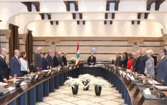 - الموفد الأميركي: كل ما يفعله لبنان في موضوع نزْع السلاح هو الكلام - إسرائيل لديها 5 نقاط في جنوبه ولن تنسحب منها - نتنياهو يعد بـ«سنة تاريخية»... و«إبادة المحور الإيراني» - مصدر أمني إسرائيلي: لا نستبعد عملية برية واسعة في لبنان باغَتَ الموفدُ الأميركي توماس براك، بيروت بتصريحاتٍ بدتْ أشبه بـ «قنبلةٍ» دبلوماسيةٍ فجّرها من خارج كل نمط «الدبلوماسية الناعمة» التي طَبَعَ بها إدارتَه لملف سلاح «حزب الله» منذ أن كُلِّف وَضْعَ خريطةِ طريقٍ لسحْبه عبر ما يشبه «المراسيم التطبيقية» لاتفاق وقف النار بين «بلاد الأرز» واسرائيل (27 نوفمبر) التي اتخذتْ شكلَ ورقةٍ عادت وصارت «إعلاناً مشتركاً» لبنانياً - أميركياً. فبلغةٍ مباشرةٍ و«خشنة»، قدّم براك، مقاربةً بدت أقرب إلى قرْع «أجراس الإنذار» للبنان الرسمي مما يَكمن له ربْطاً بملف السلاح، مجاهراً بأن الحزب وإيران «عدوّان لنا، ونحن بحاجة إلى قطع رؤوس هذه الأفاعي ومنع تمويلها»، مع وَضْعِ السلطات المعنية في بيروت في «قفص الاتهام» بإزاء موضوع نزْع السلاح «فكل ما يفعله لبنان هو الكلام ولم يَحدث أي عمل فعلي». بيان سعودي فرنسي مشترك: الإسراع بتنفيذ «إعلان نيويورك» عبر خطوات ملموسة لا رجعة فيها منذ 53 دقيقة بلجيكا ولوكسمبورغ وموناكو ومالطا تعترف أمام الأمم المتحدة بالدولة الفلسطينية منذ 4 ساعات ولفت في حديث إلى قناة «سكاي نيوز عربية» إلى أن «الجيش اللبناني منظّمة جيدة ولكنه ليس مجهزاً بشكل جيّد»، مشيراً إلى أن «إسرائيل لديها 5 نقاط في جنوب لبنان ولن تنسحب منها، وحزب الله يُعيد بناء قوته وعلى الحكومة أن تتحمّل المسؤولية». ورغم القرار التاريخي لحكومة الرئيس نواف سلام في 5 أغسطس الماضي بسحب سلاح حزب الله ثم إقرارها في 7 منه أهداف «الإعلان المشترك» اللبناني – الأميركي المنبثق من مقترح براك والتعديلات عليه، وبعدها تبنّيها خطة الجيش التنفيذية (المُمَرْحَلة) لهذا القرار ومباشرة تطبيقها في جنوب الليطاني (حتى نهاية ديسمبر)، رأى الموفد الأميركي أن «على الحكومة اللبنانية أن تعلن بوضوح أنها ستنزع سلاح حزب الله»، مضيفاً «اللبنانيون يظنون أن حزب الله لا يعيد بناء قوته لكنه يعيدها (...) وخلال هذه الفترة تدفق إلى الحزب ما يصل إلى 60 مليون دولار شهرياً من مكان ما». وإذ قال إن «لبنان يخشى نزع سلاح حزب الله لوجود اعتقاد بأن هذه الخطوة قد تؤدي إلى حرب أهلية»، أكد «لن نتدخل لمواجهة الحزب سواء من خلال قواتنا أو من خلال القيادة المركزية الأميركية». كما تَناوَلَ مواقف رئيس الوزراء الإسرائيلي، معتبراً أن بنيامين نتنياهو «لا يهتم بالحدود ولا بالخطوط الحمراء، وسيذهب إلى أي مكان ويفعل أي شيء إذا شعر أن إسرائيل مهدَّدة»، ولافتاً إلى أن«وقف النار في غزة لن ينجح وخطوة الاعتراف بالدولة الفلسطينية جيدة لكنها بلا جدوى ولا تساعد». وأثارتْ مواقف براك الصادمة قلقاً كبيراً، وإن بقيَ مكتوماً، في بيروت باعتبار أنها تَعكس للمرة الأولى منذ إطلاق لبنان مسار سحب السلاح عدم الرضا الأميركي عليه أو أقلّه اعتباره «خطوة غير كافية» أو ناقصة، بعدما كان الموفد الأميركي هنّأ على منصة«اكس»ثم من العاصمة اللبنانية الحكومة على قراراتها، ليتمّ على وقع هذا«الارتياح المفترَض» إحياء اجتماعات اللجنة الخماسية العسكرية (الميكانيزم) المولجة الإشراف على تطبيق اتفاق 27 نوفمبر ومواكبة خطة الجيش ومآلاتها، وآخرها الإثنين، وعُقد بمشاركة الموفدة الأميركية مورغان اورتاغوس، شريكة براك في الملف اللبناني. «الموجات النارية» وما فاقَمَ المخاوفَ أن مواقف براك التصعيدية غبر المسبوقة تَزامَنَتْ مع معاودة اسرائيل الأسبوع الماضي اعتمادَ استراتيجية«الموجات النارية»بغاراتٍ على الخريطة في جنوب لبنان تحميل في طياتها أهدافاً«نفسية»ومعنوية وحتى«تفريغية»لبلدات في ذاتها، أو قسم منها، في ما بدا «تحميةً» يُخشى أنها تسبق ضربات أعتى وأكثر شمولية على وهج استعدادت«حزب الله» لفاعليات الذكرى الأولى لاغتيال أمينه العام السيد حسن نصر الله (27 سبتمبر) وخلفه هاشم صفي الدين والتي تبدأ بعد غد. وفيما كانت تل أبيب ظهّرت أكثر فأكثر نياتها العدوانية تجاه لبنان مع المجزرة التي ارتكبتْها الأحد في بنت جبيل والتي ذهب ضحيتها 3 أطفال من عائلة واحدة (بينهم توأمان لا يتجاوز عمرهما سنتين) ووالدهم شادي شرارة (أصيبت الأم والطفلة الكبرى بجروح بالغة) خلال استهداف مسيّرة لمحمد مروة، فإنّ سلوكَ اسرائيل معطوفاً على تصريحات براك عززتا اقتناعَ أوساط مطلعة بأن لبنان يقف أمام منعطف شديد الخطورة، خصوصاً في ضوء تَحَفُّز نتيناهو لـ«تَخريب» مَسار حلّ الدولتين «مهما كان الثمن». عملية برية أوسع! ولم يكن يَنقص المخاوف كي تتعمّق، سوى إعلان نتنياهو أمس«نحن في خضم صراعٍ نَنتصر فيه على أعدائنا ويجب أن ندمّر المحورَ الإيراني، وهذا ما ينتظرنا في السنة المقبلة التي قد تكون تاريخيةً لأمنِ إسرائيل»، مضيفاً «علينا أن ندمّر المحور الإيراني بقدراتنا الخاصة، فنحن عازمين على تحقيق كل أهداف الحرب وليس فقط في غزة». وفي إطار متصل، أكد مصدر أمني إسرائيلي أن «حزب الله يحاول إعادة ترميم نفسه ما يستدعي يقظة مستمرة»، معتبراً أن «المطلوب أن يُجرَّد حزب الله كلياً من السلاح ولا مكان لحالة رمادية». وشدّد لقناة «الحدث» على أن «مَن يبني قدرة عسكرية ضد إسرائيل ليس محصناً سواء كان ناشطاً أو قائداً رفيعاً»، معتبراً أن «إمكان القيام بعملية برية أوسع في لبنان قائم إذا تطلّب الأمر، ولا مهلة زمنية محدّدة للبنان، لكن إسرائيل لن تنتظر طويلاً». وأضاف «إن لم يُنفَّذ نزع سلاح حزب الله فستوسع إسرائيل نشاطها داخل لبنان». وفي الوقت الذي يُلْقي الرئيس جوزف عون غداً كلمة لبنان أمام الجمعية العامة للأمم المتحدة، والتي ستدعو في جانبٍ منها المجتمع الدولي للضغط على إسرائيل لوقف اعتداءاتها والانسحاب من النقاط التي تحتلها في جنوب لبنان وإطلاق الأسرى لتسهيل مهمة الجيش في بسط سيطرته على كامل أراضي البلاد، فإنّ «بلاد الأرز» باتت في وضْعٍ لا تُحْسَد عليه وهي تتلقّى «السهام المسمومة» من تل أبيب، من دون أن يساعدها الحزب على درء الخطر الإسرائيلي المحدق في ظل تَمَسُّكه برفض تسليم سلاحه أو أقله منْح الدولة ورقة أنه سيفعل ذلك فور تنفيذ إسرائيل الشقّ المتعلّق بها من اتفاق 27 نوفمبر وبعيداً عن إغراق ملف السلاح بشروطٍ مثل بحْثه من ضمن حوارٍ داخلي حول الإستراتيجية الدفاعية، وهو العنوان المفتوح والمؤجَّل والذي يستجرّ منذ 2006. وفي حين استهلّت الحكومة، أمس، اجتماعَها المخصص لاستكمال بحث مشروع الموازنة بالوقوف دقيقة صمت حداداً على أرواح ضحايا مجزرة بنت جبيل، دانت منظمة «اليونيسيف»، «مقتل ثلاثة أطفال من عائلة واحدة» في الغارة الإسرائيلية. وأكدت المنظمة الأممية أن «استهداف الأطفال أمر غير مقبول ولا يمكن تبريره. فلا يجوز أبداً أن يدفع أي طفل حياته ثمناً للنزاع»، مشددة على «وجوب أن تتوقف الأعمال العدائية فوراً لضمان حماية كل طفل».