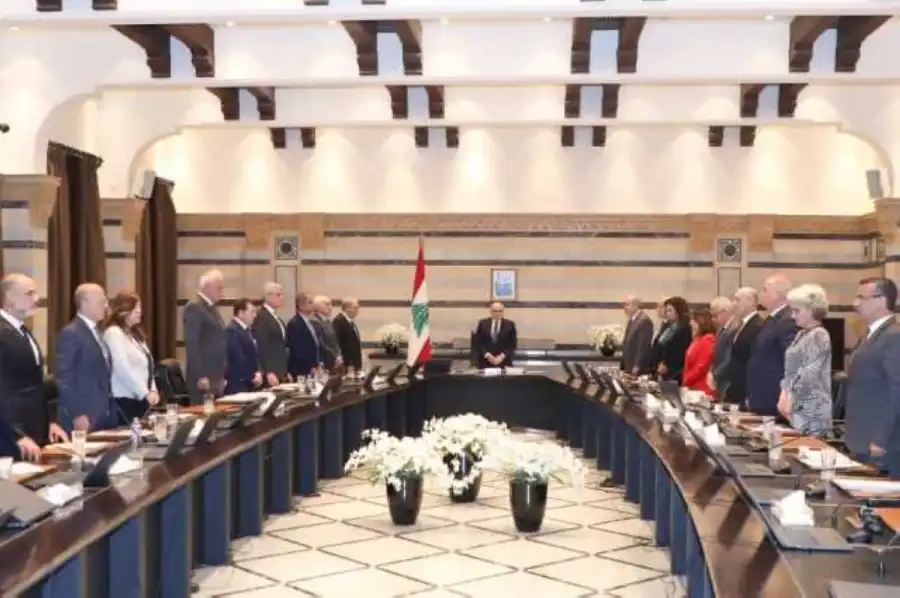 - الموفد الأميركي: كل ما يفعله لبنان في موضوع نزْع السلاح هو الكلام - إسرائيل لديها 5 نقاط في جنوبه ولن تنسحب منها - نتنياهو يعد بـ«سنة تاريخية»... و«إبادة المحور الإيراني» - مصدر أمني إسرائيلي: لا نستبعد عملية برية واسعة في لبنان باغَتَ الموفدُ الأميركي توماس براك، بيروت بتصريحاتٍ بدتْ أشبه بـ «قنبلةٍ» دبلوماسيةٍ فجّرها من خارج كل نمط «الدبلوماسية الناعمة» التي طَبَعَ بها إدارتَه لملف سلاح «حزب الله» منذ أن كُلِّف وَضْعَ خريطةِ طريقٍ لسحْبه عبر ما يشبه «المراسيم التطبيقية» لاتفاق وقف النار بين «بلاد الأرز» واسرائيل (27 نوفمبر) التي اتخذتْ شكلَ ورقةٍ عادت وصارت «إعلاناً مشتركاً» لبنانياً - أميركياً. فبلغةٍ مباشرةٍ و«خشنة»، قدّم براك، مقاربةً بدت أقرب إلى قرْع «أجراس الإنذار» للبنان الرسمي مما يَكمن له ربْطاً بملف السلاح، مجاهراً بأن الحزب وإيران «عدوّان لنا، ونحن بحاجة إلى قطع رؤوس هذه الأفاعي ومنع تمويلها»، مع وَضْعِ السلطات المعنية في بيروت في «قفص الاتهام» بإزاء موضوع نزْع السلاح «فكل ما يفعله لبنان هو الكلام ولم يَحدث أي عمل فعلي». بيان سعودي فرنسي مشترك: الإسراع بتنفيذ «إعلان نيويورك» عبر خطوات ملموسة لا رجعة فيها منذ 53 دقيقة بلجيكا ولوكسمبورغ وموناكو ومالطا تعترف أمام الأمم المتحدة بالدولة الفلسطينية منذ 4 ساعات ولفت في حديث إلى قناة «سكاي نيوز عربية» إلى أن «الجيش اللبناني منظّمة جيدة ولكنه ليس مجهزاً بشكل جيّد»، مشيراً إلى أن «إسرائيل لديها 5 نقاط في جنوب لبنان ولن تنسحب منها، وحزب الله يُعيد بناء قوته وعلى الحكومة أن تتحمّل المسؤولية». ورغم القرار التاريخي لحكومة الرئيس نواف سلام في 5 أغسطس الماضي بسحب سلاح حزب الله ثم إقرارها في 7 منه أهداف «الإعلان المشترك» اللبناني – الأميركي المنبثق من مقترح براك والتعديلات عليه، وبعدها تبنّيها خطة الجيش التنفيذية (المُمَرْحَلة) لهذا القرار ومباشرة تطبيقها في جنوب الليطاني (حتى نهاية ديسمبر)، رأى الموفد الأميركي أن «على الحكومة اللبنانية أن تعلن بوضوح أنها ستنزع سلاح حزب الله»، مضيفاً «اللبنانيون يظنون أن حزب الله لا يعيد بناء قوته لكنه يعيدها (...) وخلال هذه الفترة تدفق إلى الحزب ما يصل إلى 60 مليون دولار شهرياً من مكان ما». وإذ قال إن «لبنان يخشى نزع سلاح حزب الله لوجود اعتقاد بأن هذه الخطوة قد تؤدي إلى حرب أهلية»، أكد «لن نتدخل لمواجهة الحزب سواء من خلال قواتنا أو من خلال القيادة المركزية الأميركية». كما تَناوَلَ مواقف رئيس الوزراء الإسرائيلي، معتبراً أن بنيامين نتنياهو «لا يهتم بالحدود ولا بالخطوط الحمراء، وسيذهب إلى أي مكان ويفعل أي شيء إذا شعر أن إسرائيل مهدَّدة»، ولافتاً إلى أن«وقف النار في غزة لن ينجح وخطوة الاعتراف بالدولة الفلسطينية جيدة لكنها بلا جدوى ولا تساعد». وأثارتْ مواقف براك الصادمة قلقاً كبيراً، وإن بقيَ مكتوماً، في بيروت باعتبار أنها تَعكس للمرة الأولى منذ إطلاق لبنان مسار سحب السلاح عدم الرضا الأميركي عليه أو أقلّه اعتباره «خطوة غير كافية» أو ناقصة، بعدما كان الموفد الأميركي هنّأ على منصة«اكس»ثم من العاصمة اللبنانية الحكومة على قراراتها، ليتمّ على وقع هذا«الارتياح المفترَض» إحياء اجتماعات اللجنة الخماسية العسكرية (الميكانيزم) المولجة الإشراف على تطبيق اتفاق 27 نوفمبر ومواكبة خطة الجيش ومآلاتها، وآخرها الإثنين، وعُقد بمشاركة الموفدة الأميركية مورغان اورتاغوس، شريكة براك في الملف اللبناني. «الموجات النارية» وما فاقَمَ المخاوفَ أن مواقف براك التصعيدية غبر المسبوقة تَزامَنَتْ مع معاودة اسرائيل الأسبوع الماضي اعتمادَ استراتيجية«الموجات النارية»بغاراتٍ على الخريطة في جنوب لبنان تحميل في طياتها أهدافاً«نفسية»ومعنوية وحتى«تفريغية»لبلدات في ذاتها، أو قسم منها، في ما بدا «تحميةً» يُخشى أنها تسبق ضربات أعتى وأكثر شمولية على وهج استعدادت«حزب الله» لفاعليات الذكرى الأولى لاغتيال أمينه العام السيد حسن نصر الله (27 سبتمبر) وخلفه هاشم صفي الدين والتي تبدأ بعد غد. وفيما كانت تل أبيب ظهّرت أكثر فأكثر نياتها العدوانية تجاه لبنان مع المجزرة التي ارتكبتْها الأحد في بنت جبيل والتي ذهب ضحيتها 3 أطفال من عائلة واحدة (بينهم توأمان لا يتجاوز عمرهما سنتين) ووالدهم شادي شرارة (أصيبت الأم والطفلة الكبرى بجروح بالغة) خلال استهداف مسيّرة لمحمد مروة، فإنّ سلوكَ اسرائيل معطوفاً على تصريحات براك عززتا اقتناعَ أوساط مطلعة بأن لبنان يقف أمام منعطف شديد الخطورة، خصوصاً في ضوء تَحَفُّز نتيناهو لـ«تَخريب» مَسار حلّ الدولتين «مهما كان الثمن». عملية برية أوسع! ولم يكن يَنقص المخاوف كي تتعمّق، سوى إعلان نتنياهو أمس«نحن في خضم صراعٍ نَنتصر فيه على أعدائنا ويجب أن ندمّر المحورَ الإيراني، وهذا ما ينتظرنا في السنة المقبلة التي قد تكون تاريخيةً لأمنِ إسرائيل»، مضيفاً «علينا أن ندمّر المحور الإيراني بقدراتنا الخاصة، فنحن عازمين على تحقيق كل أهداف الحرب وليس فقط في غزة». وفي إطار متصل، أكد مصدر أمني إسرائيلي أن «حزب الله يحاول إعادة ترميم نفسه ما يستدعي يقظة مستمرة»، معتبراً أن «المطلوب أن يُجرَّد حزب الله كلياً من السلاح ولا مكان لحالة رمادية». وشدّد لقناة «الحدث» على أن «مَن يبني قدرة عسكرية ضد إسرائيل ليس محصناً سواء كان ناشطاً أو قائداً رفيعاً»، معتبراً أن «إمكان القيام بعملية برية أوسع في لبنان قائم إذا تطلّب الأمر، ولا مهلة زمنية محدّدة للبنان، لكن إسرائيل لن تنتظر طويلاً». وأضاف «إن لم يُنفَّذ نزع سلاح حزب الله فستوسع إسرائيل نشاطها داخل لبنان». وفي الوقت الذي يُلْقي الرئيس جوزف عون غداً كلمة لبنان أمام الجمعية العامة للأمم المتحدة، والتي ستدعو في جانبٍ منها المجتمع الدولي للضغط على إسرائيل لوقف اعتداءاتها والانسحاب من النقاط التي تحتلها في جنوب لبنان وإطلاق الأسرى لتسهيل مهمة الجيش في بسط سيطرته على كامل أراضي البلاد، فإنّ «بلاد الأرز» باتت في وضْعٍ لا تُحْسَد عليه وهي تتلقّى «السهام المسمومة» من تل أبيب، من دون أن يساعدها الحزب على درء الخطر الإسرائيلي المحدق في ظل تَمَسُّكه برفض تسليم سلاحه أو أقله منْح الدولة ورقة أنه سيفعل ذلك فور تنفيذ إسرائيل الشقّ المتعلّق بها من اتفاق 27 نوفمبر وبعيداً عن إغراق ملف السلاح بشروطٍ مثل بحْثه من ضمن حوارٍ داخلي حول الإستراتيجية الدفاعية، وهو العنوان المفتوح والمؤجَّل والذي يستجرّ منذ 2006. وفي حين استهلّت الحكومة، أمس، اجتماعَها المخصص لاستكمال بحث مشروع الموازنة بالوقوف دقيقة صمت حداداً على أرواح ضحايا مجزرة بنت جبيل، دانت منظمة «اليونيسيف»، «مقتل ثلاثة أطفال من عائلة واحدة» في الغارة الإسرائيلية. وأكدت المنظمة الأممية أن «استهداف الأطفال أمر غير مقبول ولا يمكن تبريره. فلا يجوز أبداً أن يدفع أي طفل حياته ثمناً للنزاع»، مشددة على «وجوب أن تتوقف الأعمال العدائية فوراً لضمان حماية كل طفل».