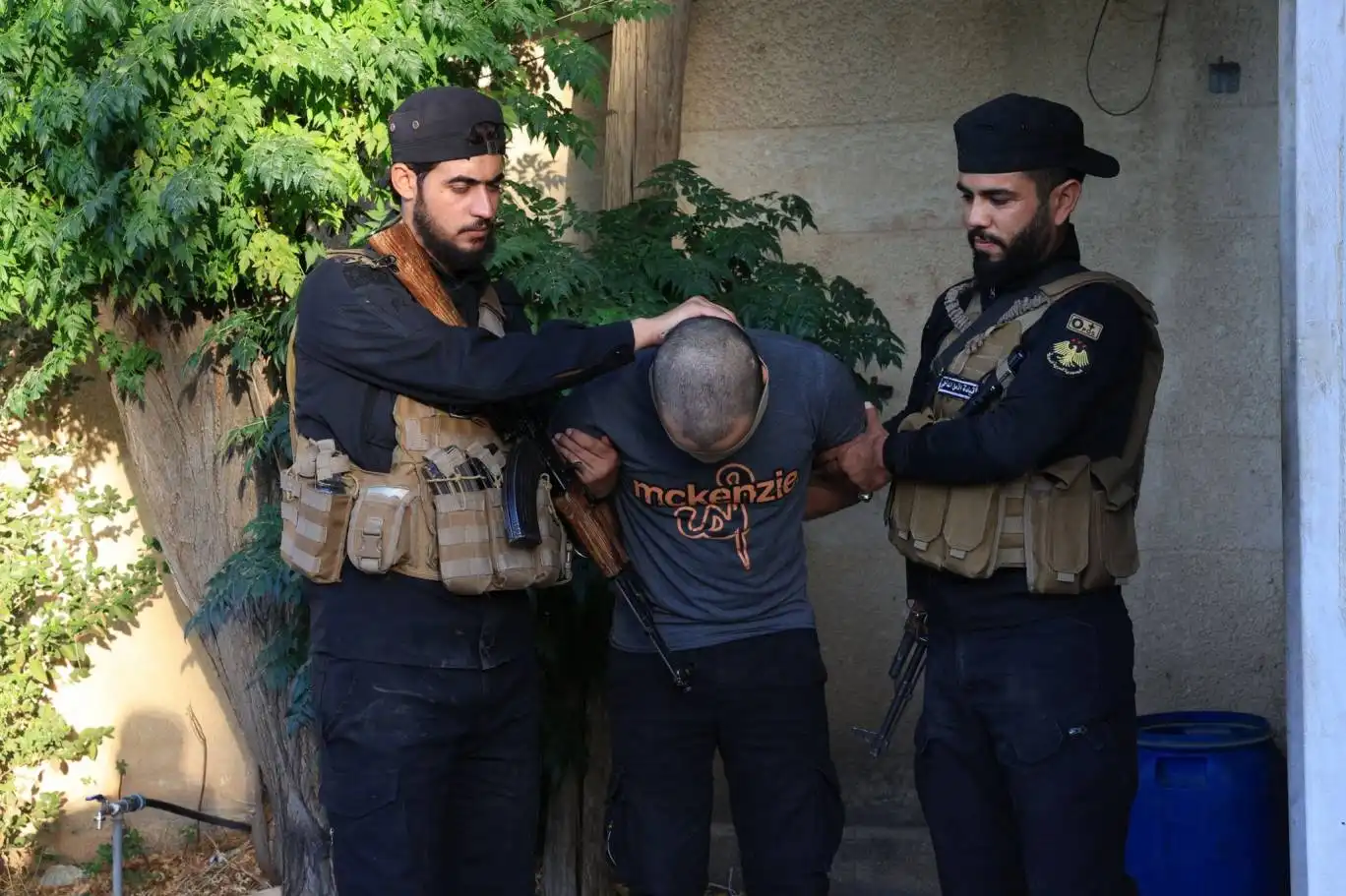 اعتقال عناصر من حزب الله سوريا