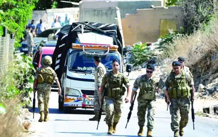 الجيش أمام شاحنة أسلحة داخل مخيم البداوي