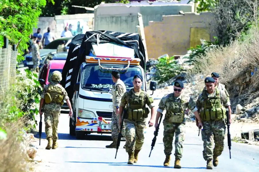 الجيش أمام شاحنة أسلحة داخل مخيم البداوي