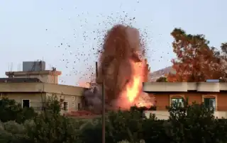 الدخان يتصاعد من بلدة كفرتبنيت إثر غارة إسرائيلية