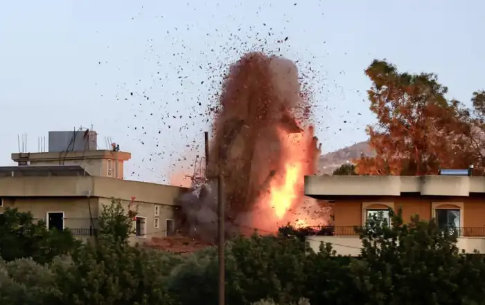 الدخان يتصاعد من بلدة كفرتبنيت إثر غارة إسرائيلية