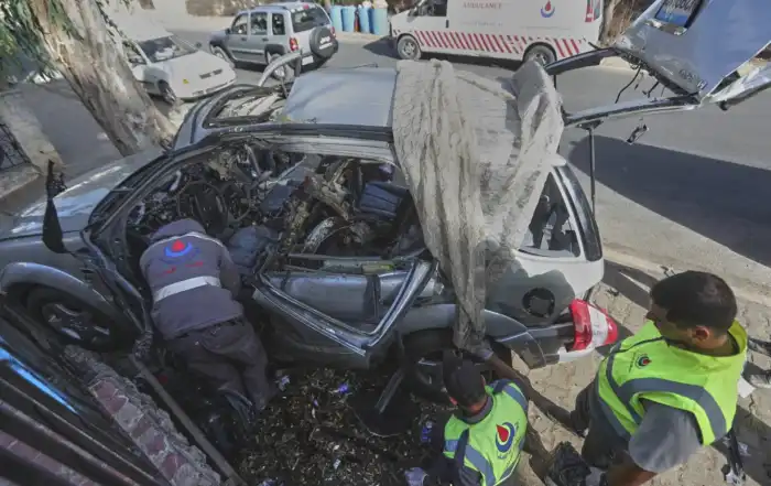 السيارة التي استُهدفت بغارة إسرائيلية في بنت جبيل