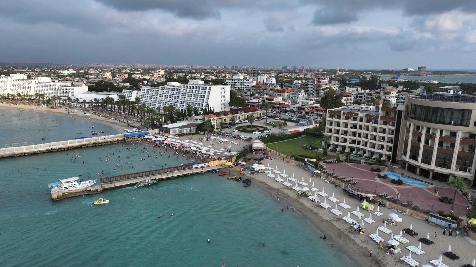 بالفيديو- بسبب لباس البحر، إغلاق منتجع سياحيّ في اللاذقيّة