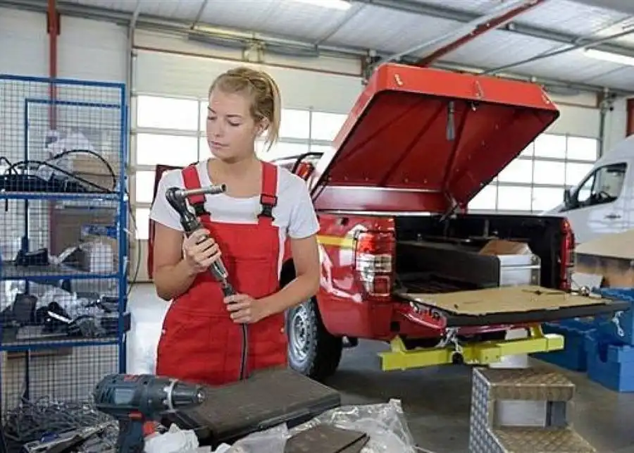 امراة ميكانيسيان