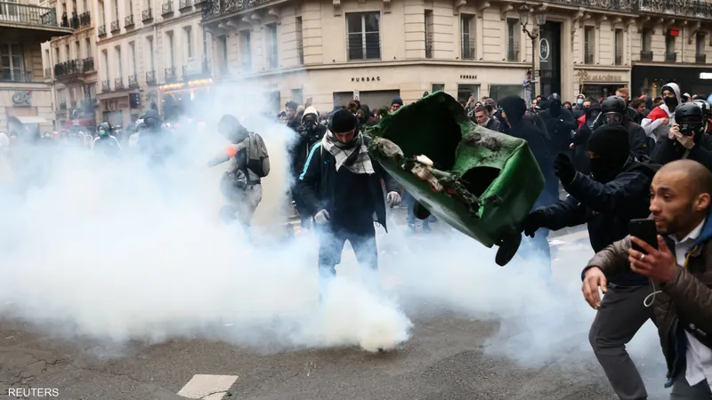 بالفيديو- تحت شعار أوقفوا كلّ شيء، الاحتجاجات تعمّ شوارع باريس