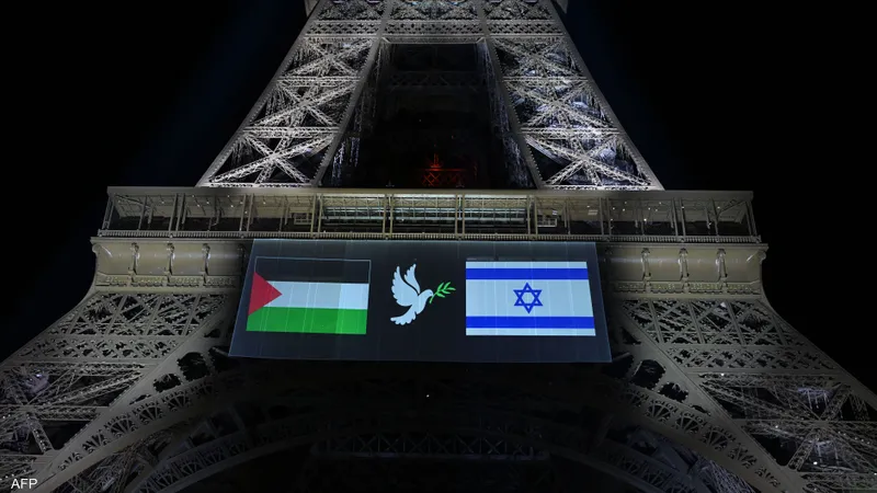 بالفيديو- إضاءة برج إيفل بالعلمين الفلسطيني والإسرائيلي