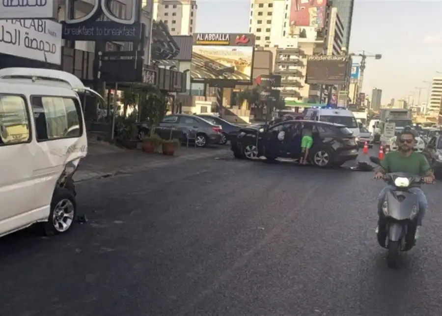 بالفيديو- حادث سير على طريق الكحالة- عاريا صعوداً