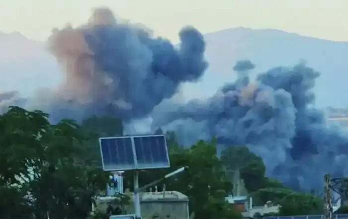 دخان غارات إسرائيلية على بلدة دبين