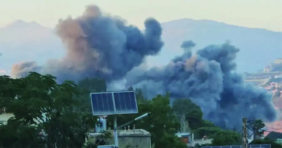 دخان غارات إسرائيلية على بلدة دبين