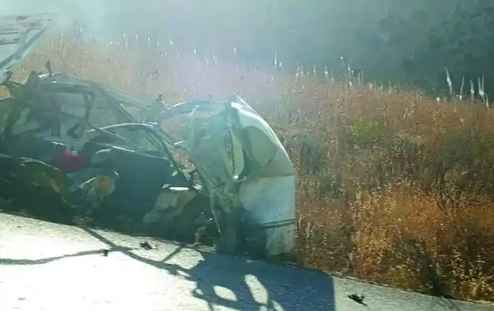 سيارة دمرتها غارة إسرائيلية في منطقة الخردلي