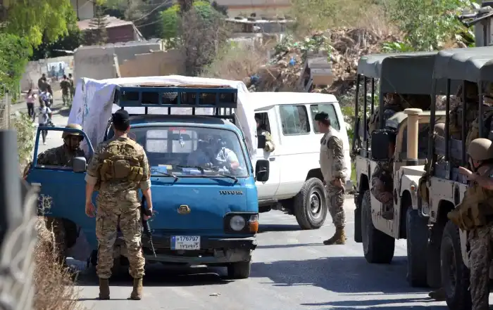 شاحنة محملة بأسلحة سلمتها فصائل «منظمة التحرير الفلسطينية» للجيش اللبناني أثناء خروجها من مخيم البداوي