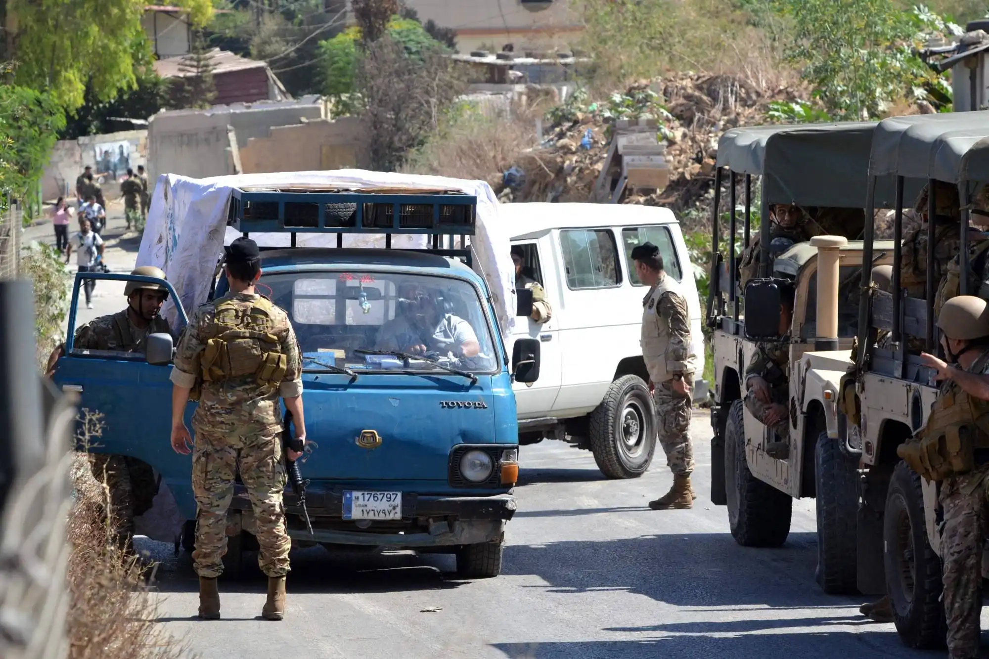 شاحنة محملة بأسلحة سلمتها فصائل «منظمة التحرير الفلسطينية» للجيش اللبناني أثناء خروجها من مخيم البداوي