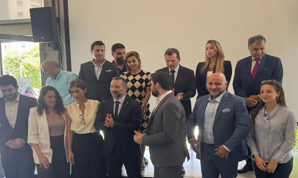 شحادة يقفل وزارة المهجرين ويفتح وزارة التكنولوجيا