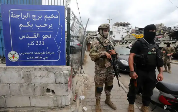 عناصر من الجيش اللبناني ومديرية المخابرات ينتشرون على مدخل مخيم برج البراجنة