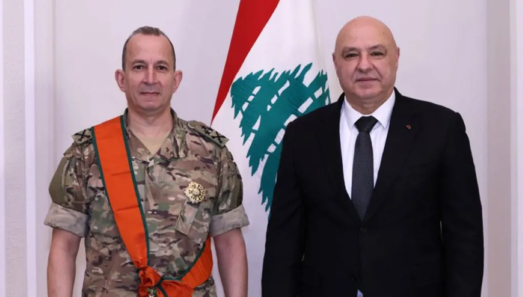 عون قائد الجيش تكريم